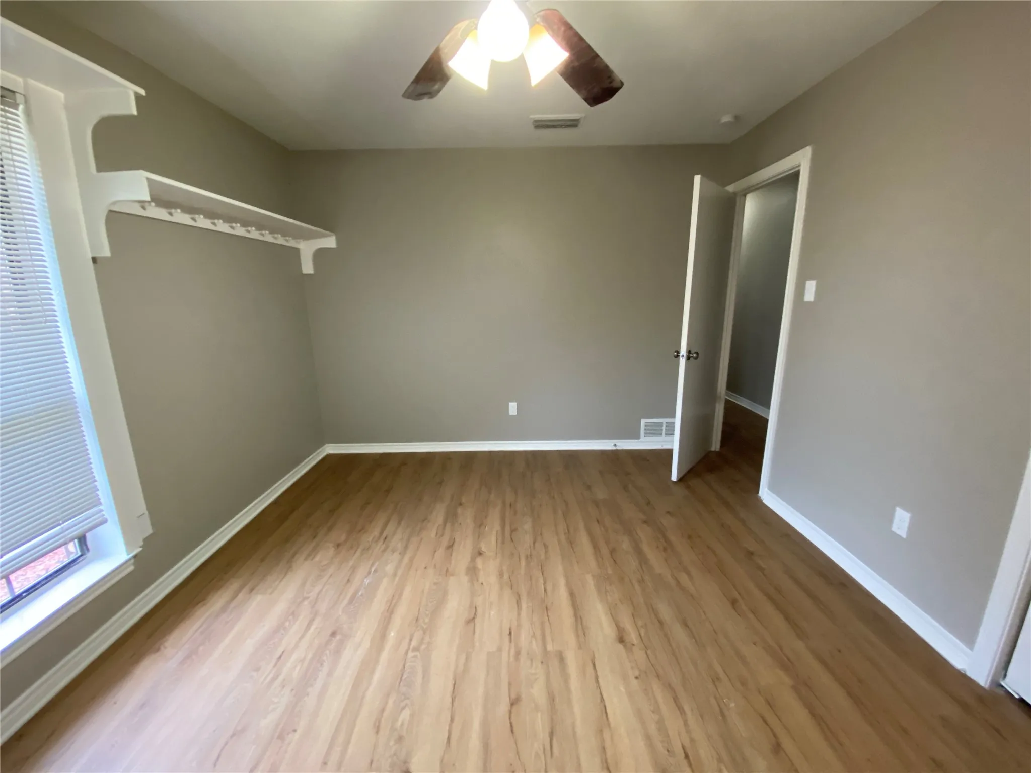 Single Family Residence For Rent in Rockwall County , 307 Wildwood Lane, Rockwall, Texas 75087, 3 Bedroom, 2 Bathroom, 2 Garage spaces, 1,740 Sqft, built in 1985, mls#21310686, Real Estate Agent in Rockwall, Homes For Rent in Rockwall county, Homes For Rent in Rockwall, Realtor in Rockwall Texas, Real Estate Brokerage Independent Realty Texas, Luminita Cordes Realtor