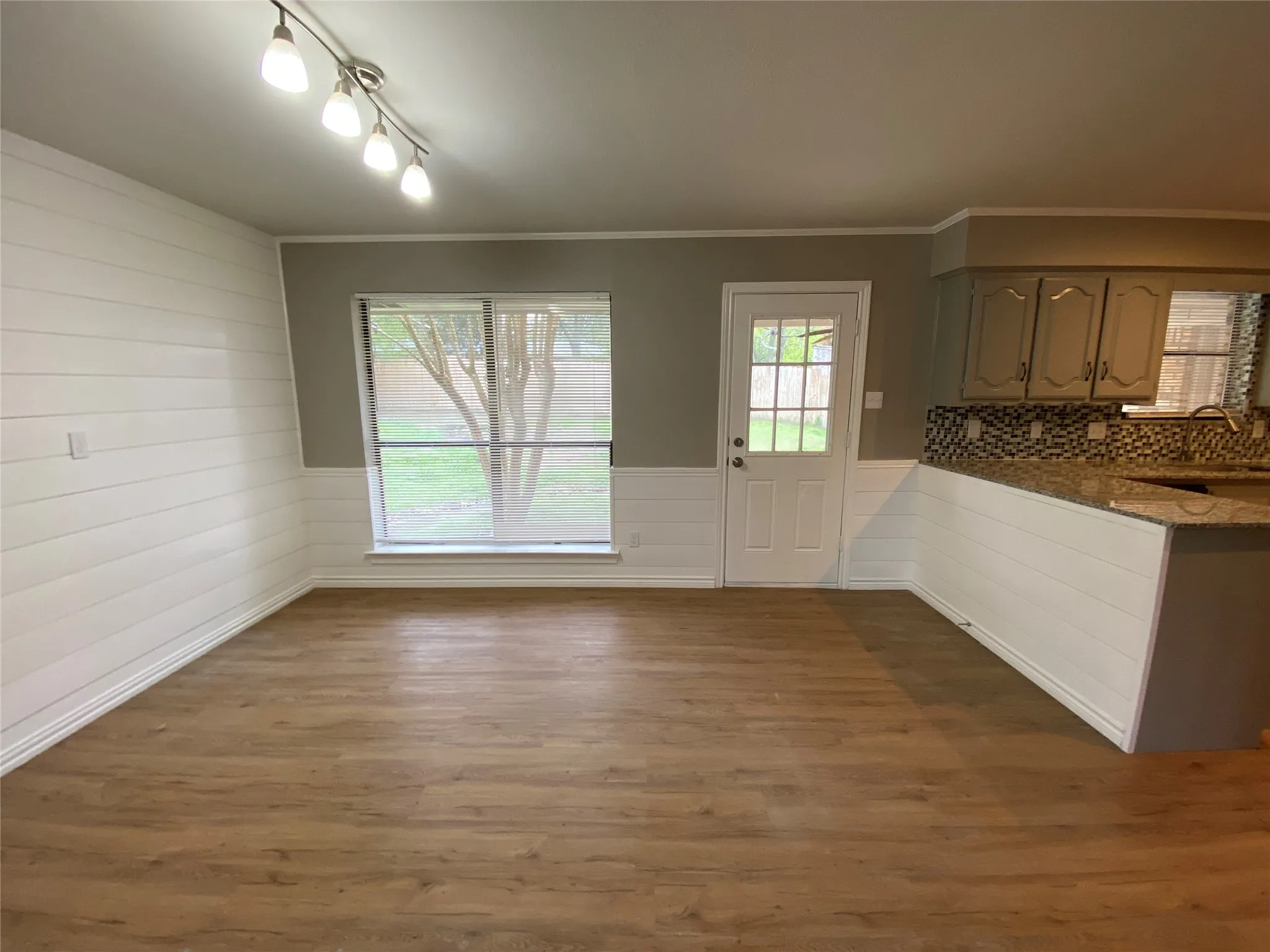 Single Family Residence For Rent in Rockwall County , 307 Wildwood Lane, Rockwall, Texas 75087, 3 Bedroom, 2 Bathroom, 2 Garage spaces, 1,740 Sqft, built in 1985, mls#21310686, Real Estate Agent in Rockwall, Homes For Rent in Rockwall county, Homes For Rent in Rockwall, Realtor in Rockwall Texas, Real Estate Brokerage Independent Realty Texas, Luminita Cordes Realtor