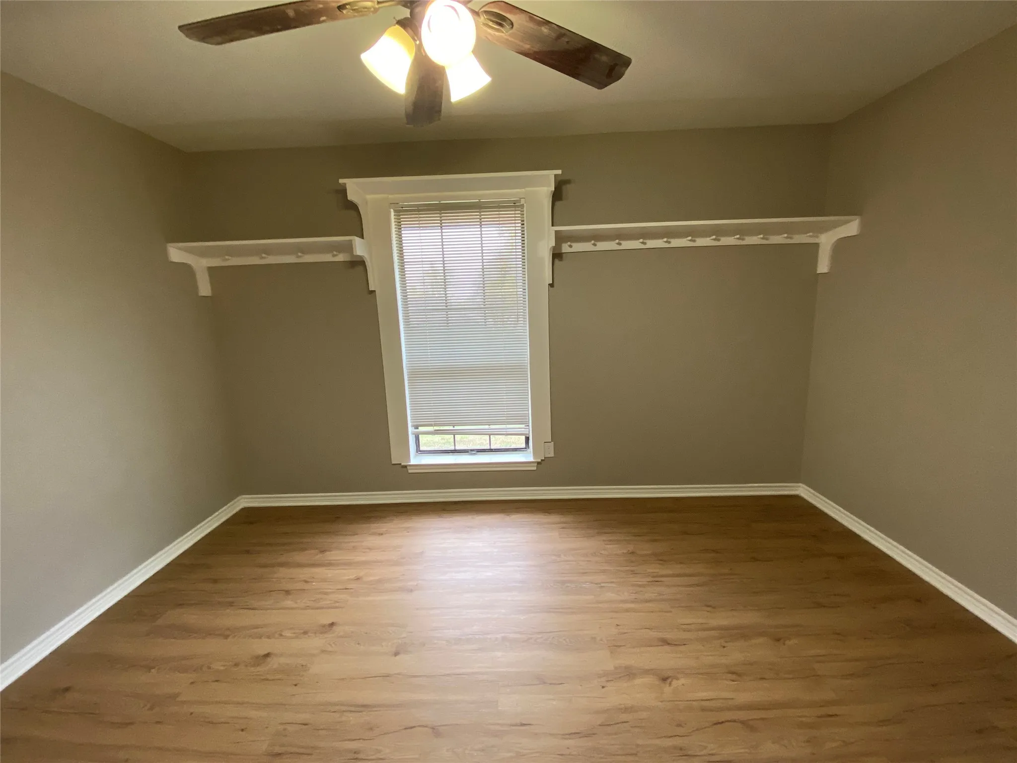 Single Family Residence For Rent in Rockwall County , 307 Wildwood Lane, Rockwall, Texas 75087, 3 Bedroom, 2 Bathroom, 2 Garage spaces, 1,740 Sqft, built in 1985, mls#21310686, Real Estate Agent in Rockwall, Homes For Rent in Rockwall county, Homes For Rent in Rockwall, Realtor in Rockwall Texas, Real Estate Brokerage Independent Realty Texas, Luminita Cordes Realtor