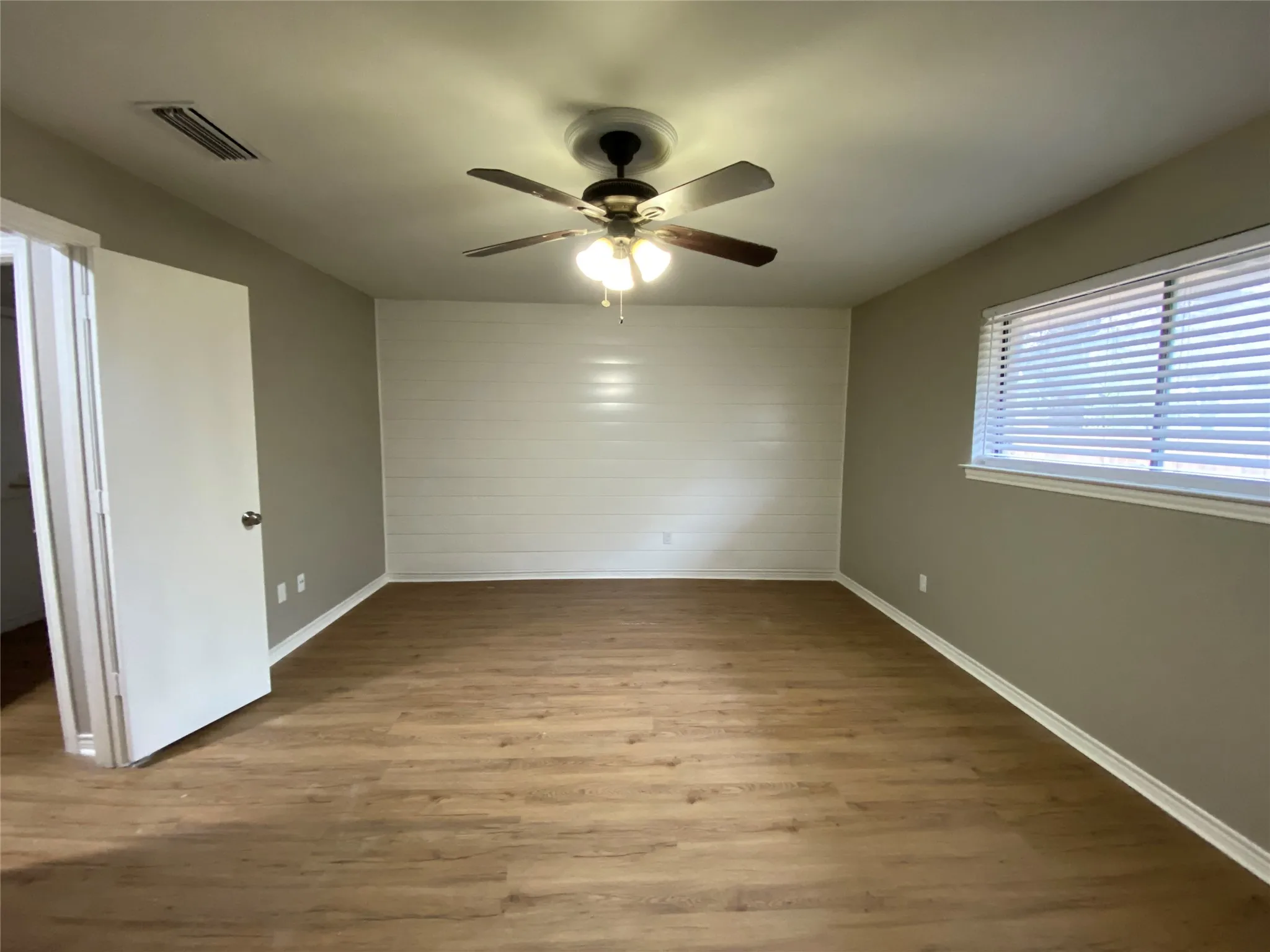 Single Family Residence For Rent in Rockwall County , 307 Wildwood Lane, Rockwall, Texas 75087, 3 Bedroom, 2 Bathroom, 2 Garage spaces, 1,740 Sqft, built in 1985, mls#21310686, Real Estate Agent in Rockwall, Homes For Rent in Rockwall county, Homes For Rent in Rockwall, Realtor in Rockwall Texas, Real Estate Brokerage Independent Realty Texas, Luminita Cordes Realtor