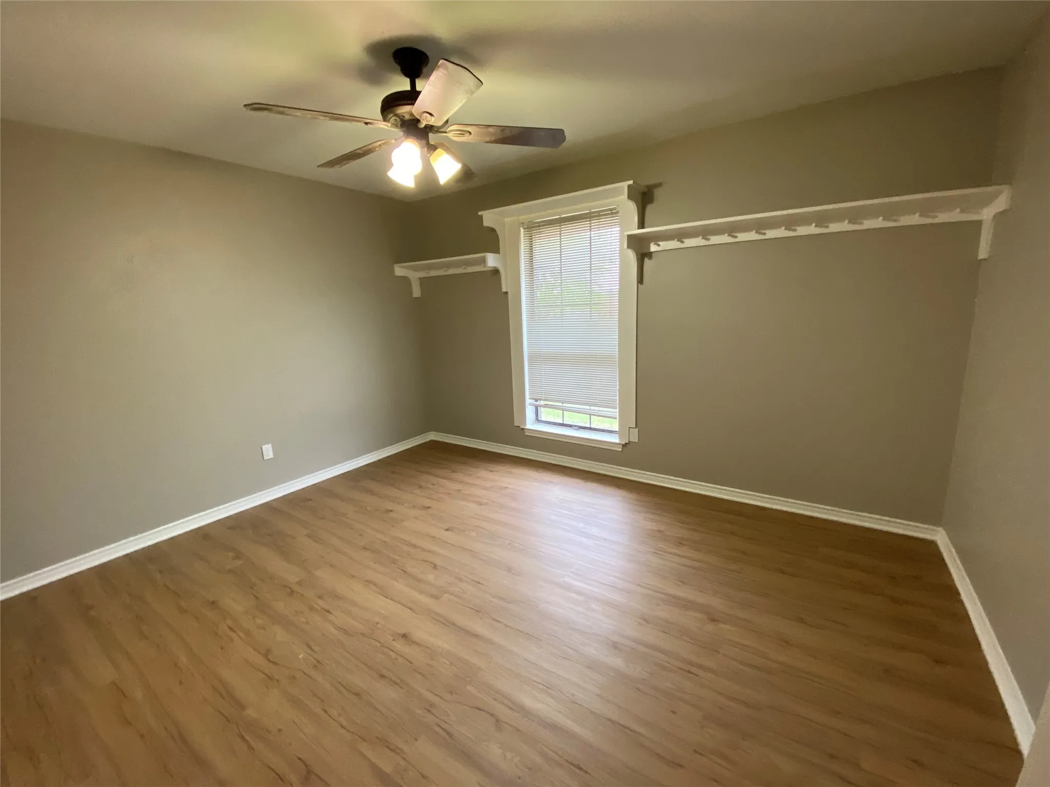 Single Family Residence For Rent in Rockwall County , 307 Wildwood Lane, Rockwall, Texas 75087, 3 Bedroom, 2 Bathroom, 2 Garage spaces, 1,740 Sqft, built in 1985, mls#21310686, Real Estate Agent in Rockwall, Homes For Rent in Rockwall county, Homes For Rent in Rockwall, Realtor in Rockwall Texas, Real Estate Brokerage Independent Realty Texas, Luminita Cordes Realtor