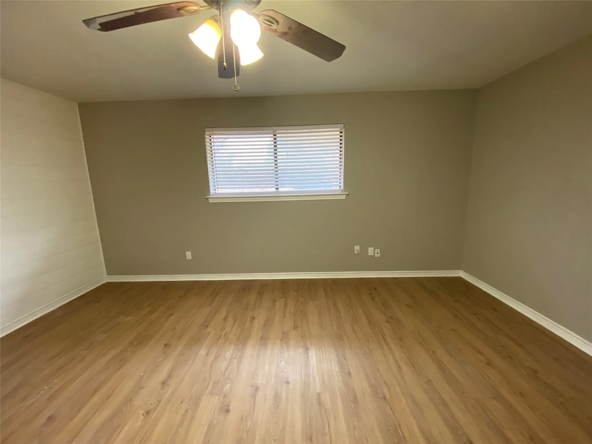 Single Family Residence For Rent in Rockwall County , 307 Wildwood Lane, Rockwall, Texas 75087, 3 Bedroom, 2 Bathroom, 2 Garage spaces, 1,740 Sqft, built in 1985, mls#21310686, Real Estate Agent in Rockwall, Homes For Rent in Rockwall county, Homes For Rent in Rockwall, Realtor in Rockwall Texas, Real Estate Brokerage Independent Realty Texas, Luminita Cordes Realtor