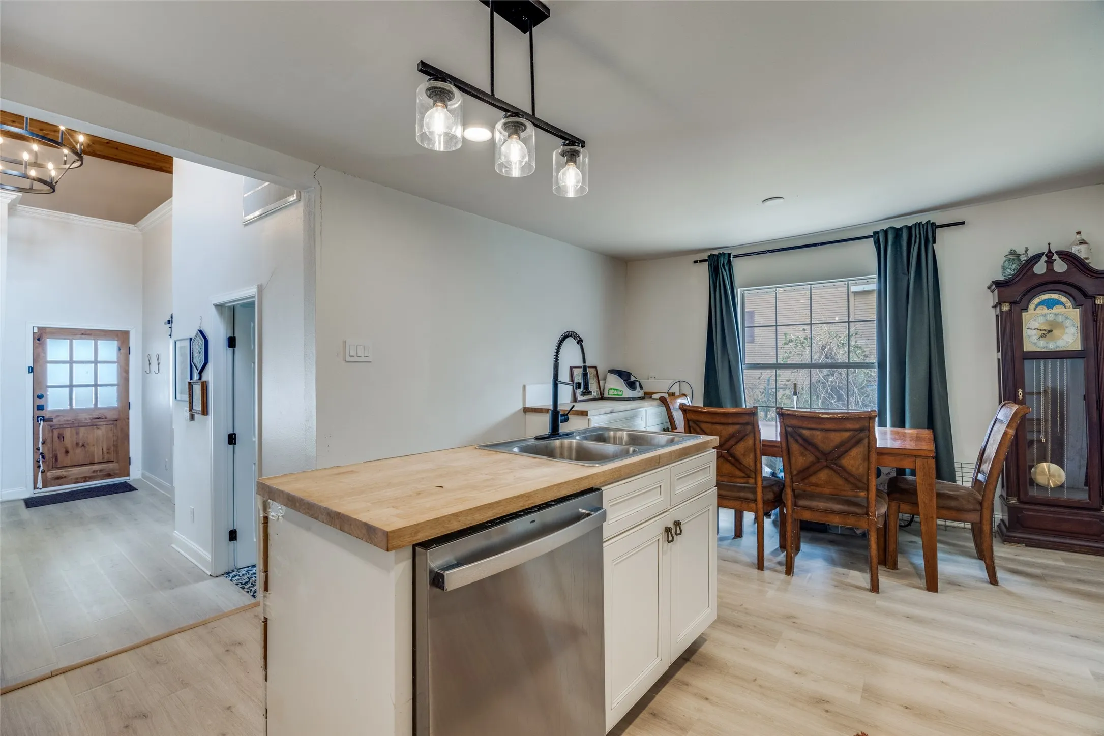 Single Family Residence For Sale in Grayson County , 1322 Sears Street W, Denison, Texas 75020, 3 Bedroom, 2 Bathroom, Garage spaces, 1,364 Sqft, built in 1920, mls#21309903, Real Estate Agent in Denison, Homes For Sale in Grayson county, Homes For Sale in Denison, Realtor in Denison Texas, Real Estate Brokerage Independent Realty Texas, Luminita Cordes Realtor