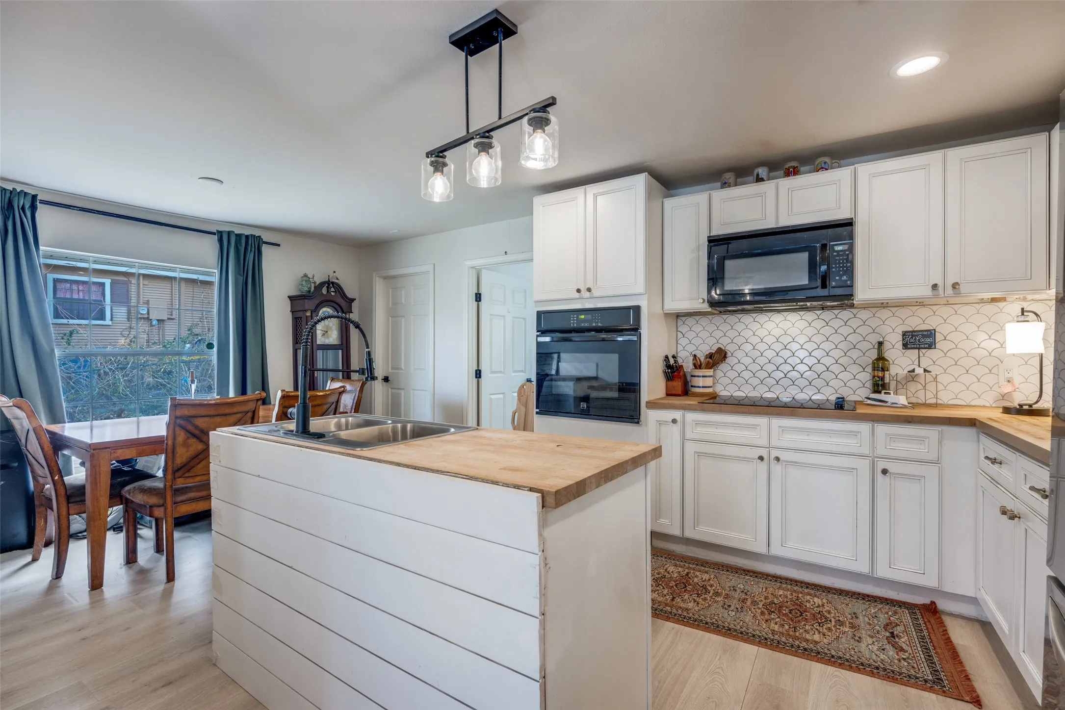 Single Family Residence For Sale in Grayson County , 1322 Sears Street W, Denison, Texas 75020, 3 Bedroom, 2 Bathroom, Garage spaces, 1,364 Sqft, built in 1920, mls#21309903, Real Estate Agent in Denison, Homes For Sale in Grayson county, Homes For Sale in Denison, Realtor in Denison Texas, Real Estate Brokerage Independent Realty Texas, Luminita Cordes Realtor