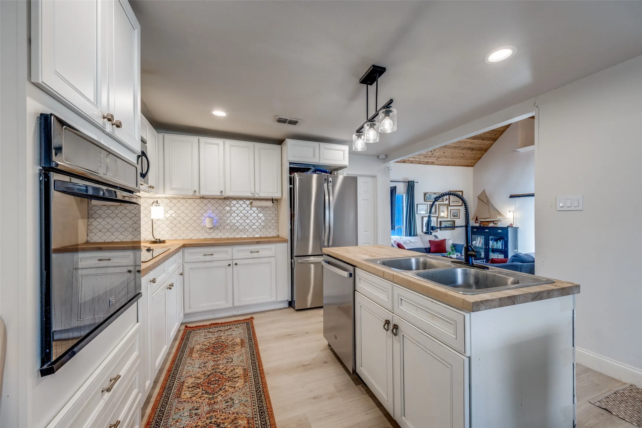 Single Family Residence For Sale in Grayson County , 1322 Sears Street W, Denison, Texas 75020, 3 Bedroom, 2 Bathroom, Garage spaces, 1,364 Sqft, built in 1920, mls#21309903, Real Estate Agent in Denison, Homes For Sale in Grayson county, Homes For Sale in Denison, Realtor in Denison Texas, Real Estate Brokerage Independent Realty Texas, Luminita Cordes Realtor