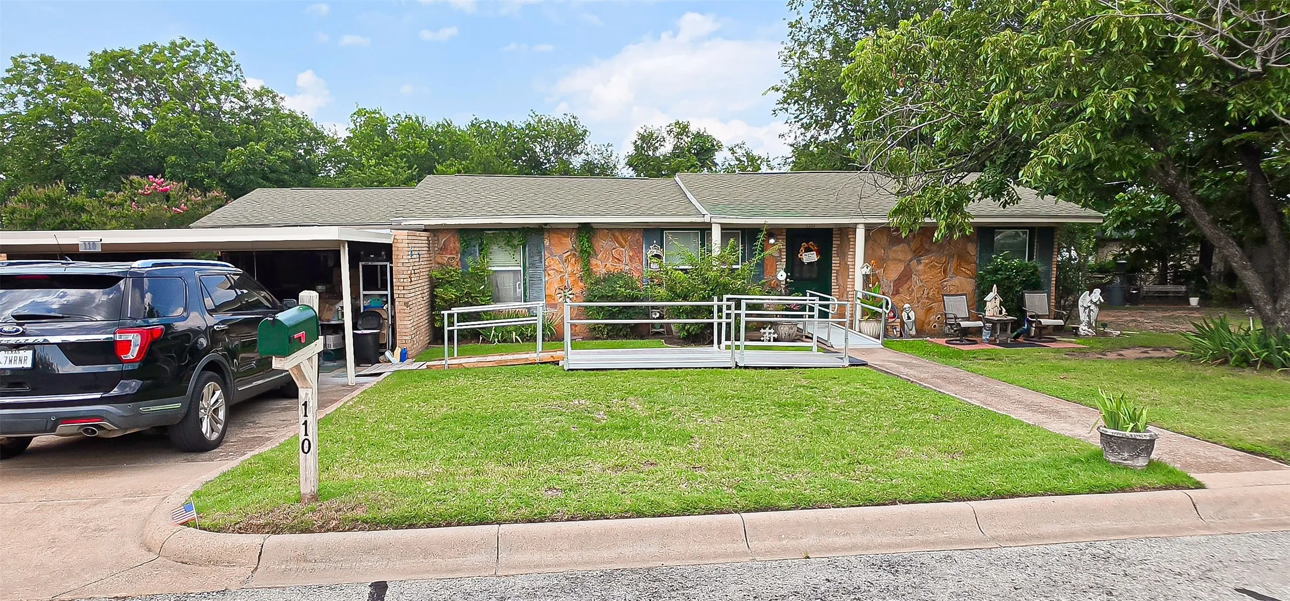 Single Family Residence For Sale in Hood County , 110 N Cherry Lane, Granbury, Texas 76048, 3 Bedroom, 2 Bathroom, Garage spaces, 1,973 Sqft, built in 1955, Price $220,000, mls#21310652, Real Estate Agent in Granbury, Homes For Sale in Hood county, Homes For Sale in Granbury, Realtor in Granbury Texas, Real Estate Brokerage Independent Realty Texas, Luminita Cordes Realtor