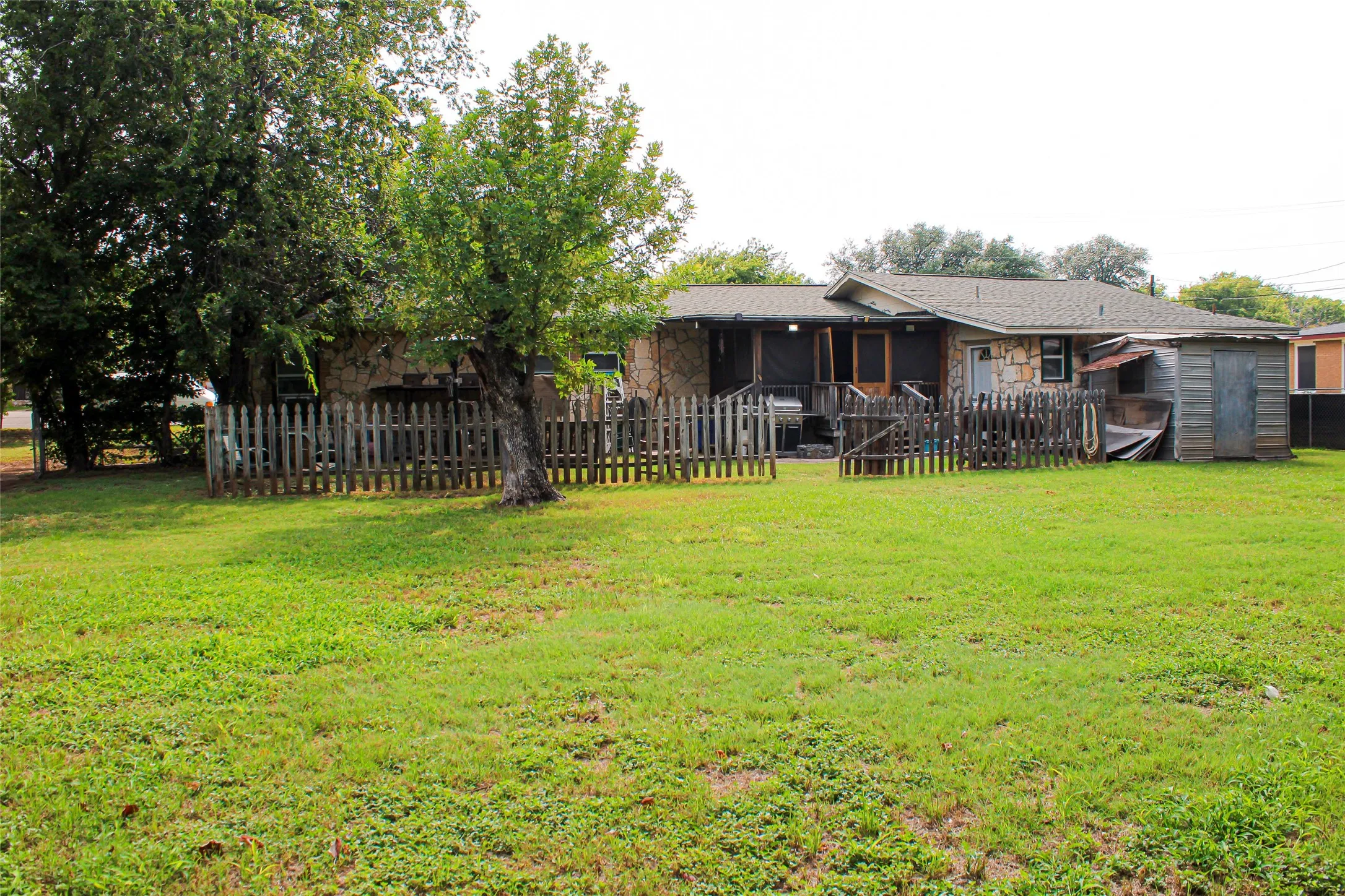 Single Family Residence For Sale in Hood County , 110 N Cherry Lane, Granbury, Texas 76048, 3 Bedroom, 2 Bathroom, Garage spaces, 1,973 Sqft, built in 1955, Price $220,000, mls#21310652, Real Estate Agent in Granbury, Homes For Sale in Hood county, Homes For Sale in Granbury, Realtor in Granbury Texas, Real Estate Brokerage Independent Realty Texas, Luminita Cordes Realtor