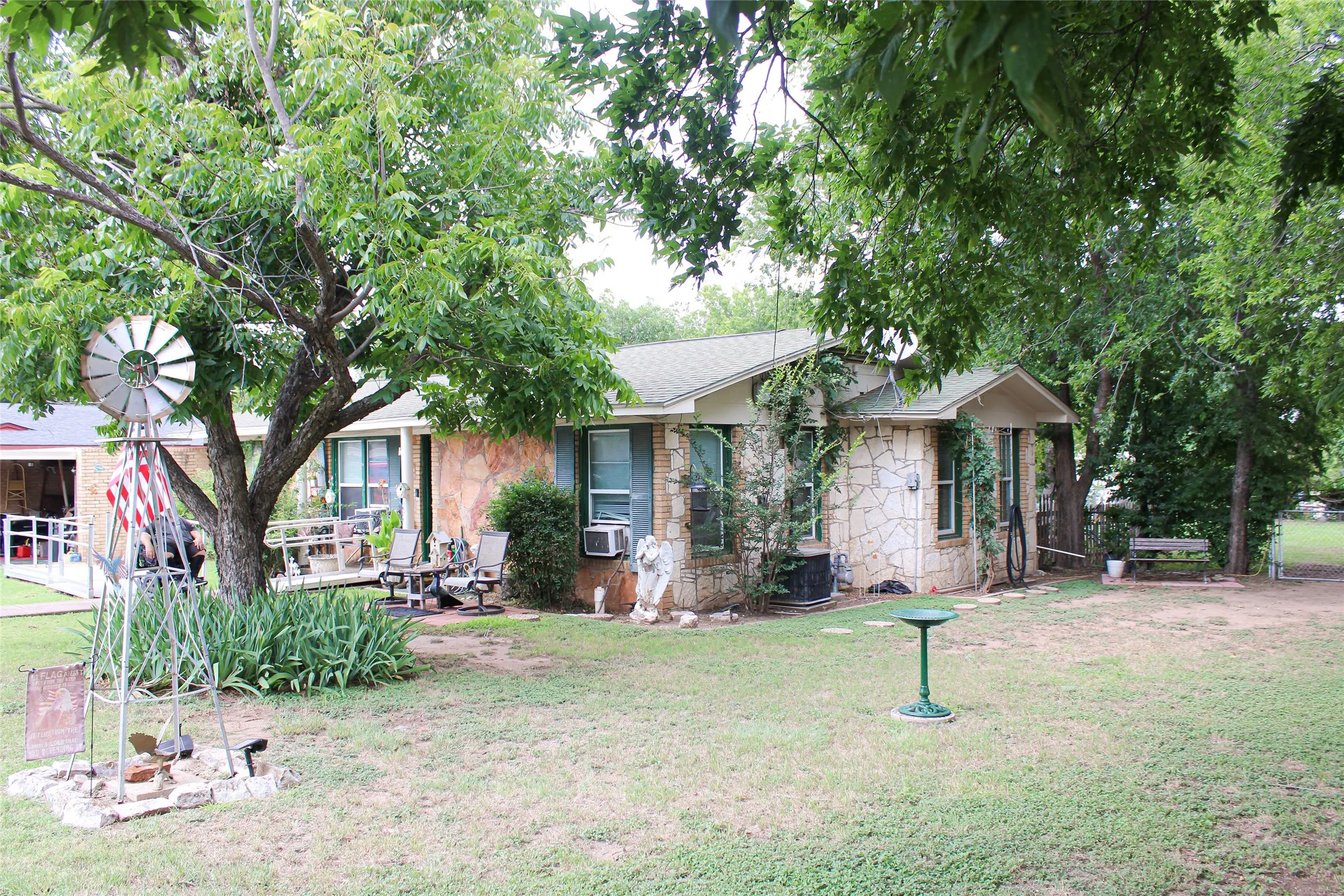 Single Family Residence For Sale in Hood County , 110 N Cherry Lane, Granbury, Texas 76048, 3 Bedroom, 2 Bathroom, Garage spaces, 1,973 Sqft, built in 1955, Price $220,000, mls#21310652, Real Estate Agent in Granbury, Homes For Sale in Hood county, Homes For Sale in Granbury, Realtor in Granbury Texas, Real Estate Brokerage Independent Realty Texas, Luminita Cordes Realtor