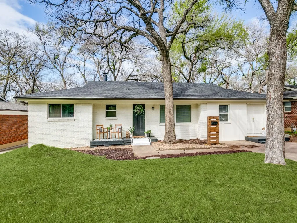 Single Family Residence For Sale in Tarrant County , 708 Oakwood Drive, Euless, Texas 76040, 4 Bedroom, 3 Bathroom, Garage spaces, 2,064 Sqft, built in 1959, mls#21309688, Real Estate Agent in Euless, Homes For Sale in Tarrant county, Homes For Sale in Euless, Realtor in Euless Texas, Real Estate Brokerage Independent Realty Texas, Luminita Cordes Realtor