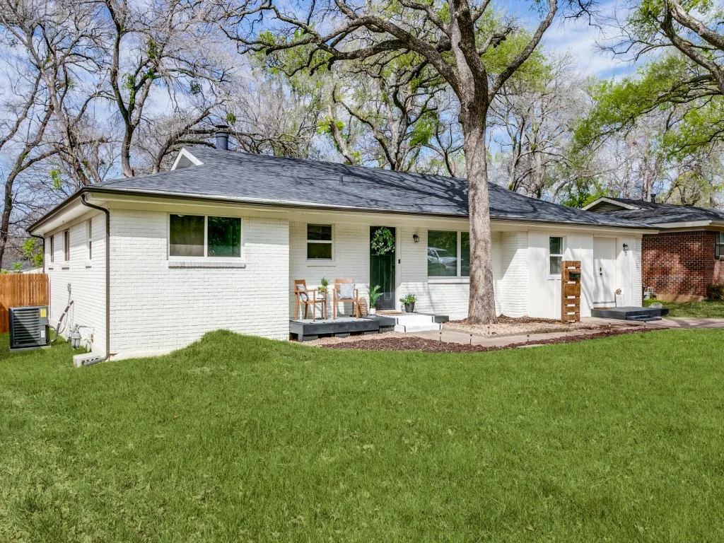 Single Family Residence For Sale in Tarrant County , 708 Oakwood Drive, Euless, Texas 76040, 4 Bedroom, 3 Bathroom, Garage spaces, 2,064 Sqft, built in 1959, mls#21309688, Real Estate Agent in Euless, Homes For Sale in Tarrant county, Homes For Sale in Euless, Realtor in Euless Texas, Real Estate Brokerage Independent Realty Texas, Luminita Cordes Realtor