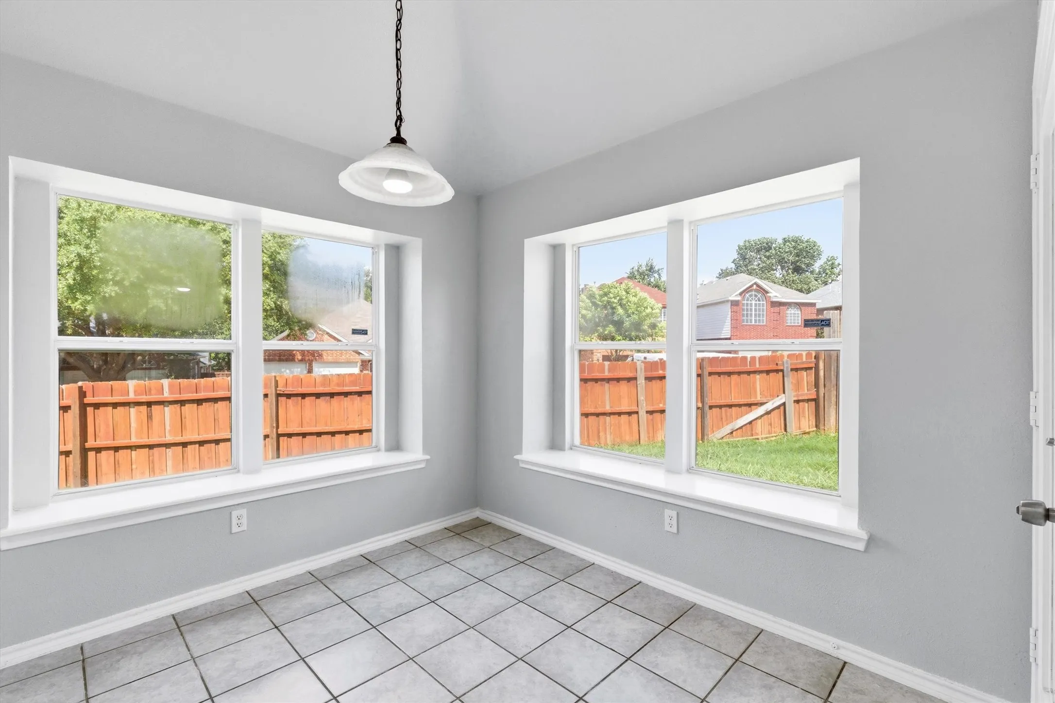 Single Family Residence For Sale in Tarrant County , 12601 Red Cedar Drive, Fort Worth, Texas 76040, 3 Bedroom, 2 Bathroom, 2 Garage spaces, 1,758 Sqft, built in 2000, mls#21310695, Real Estate Agent in Fort Worth, Homes For Sale in Tarrant county, Homes For Sale in Fort Worth, Realtor in Fort Worth Texas, Real Estate Brokerage Independent Realty Texas, Luminita Cordes Realtor
