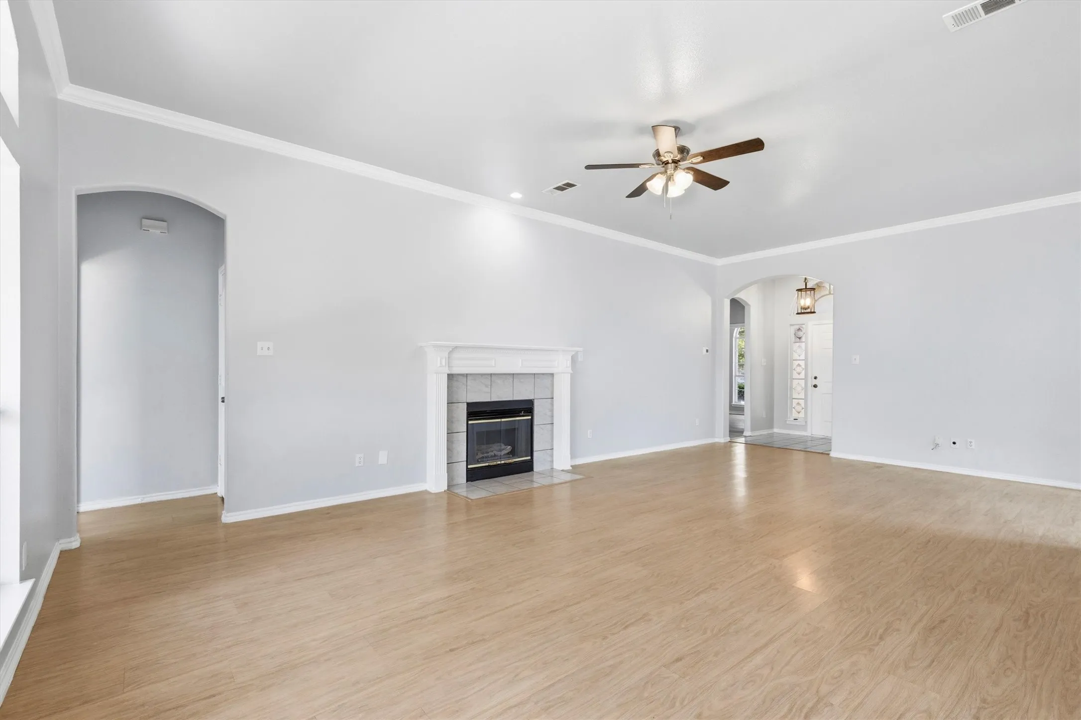 Single Family Residence For Sale in Tarrant County , 12601 Red Cedar Drive, Fort Worth, Texas 76040, 3 Bedroom, 2 Bathroom, 2 Garage spaces, 1,758 Sqft, built in 2000, mls#21310695, Real Estate Agent in Fort Worth, Homes For Sale in Tarrant county, Homes For Sale in Fort Worth, Realtor in Fort Worth Texas, Real Estate Brokerage Independent Realty Texas, Luminita Cordes Realtor