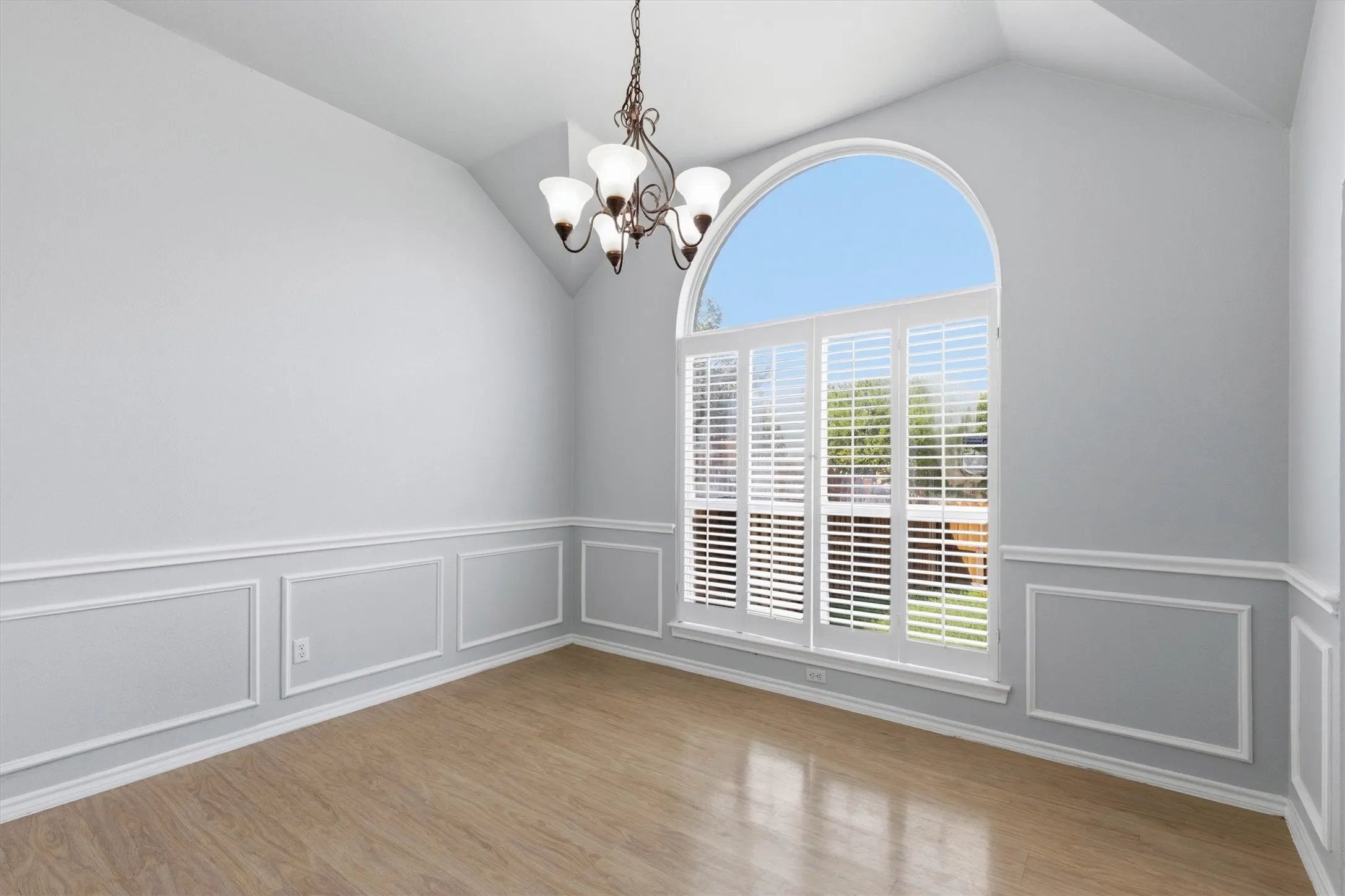 Single Family Residence For Sale in Tarrant County , 12601 Red Cedar Drive, Fort Worth, Texas 76040, 3 Bedroom, 2 Bathroom, 2 Garage spaces, 1,758 Sqft, built in 2000, mls#21310695, Real Estate Agent in Fort Worth, Homes For Sale in Tarrant county, Homes For Sale in Fort Worth, Realtor in Fort Worth Texas, Real Estate Brokerage Independent Realty Texas, Luminita Cordes Realtor