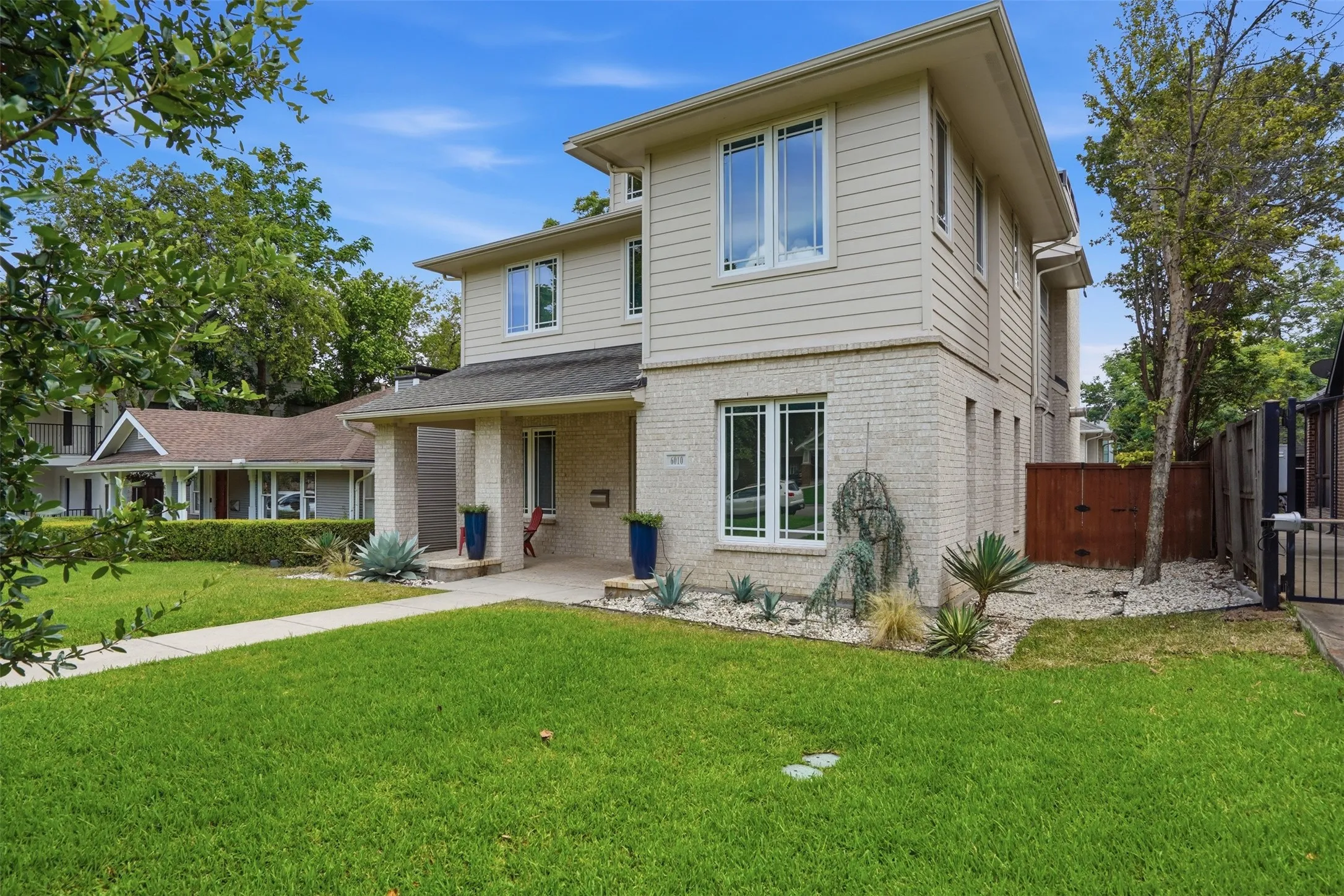 Single Family Residence For Sale in Dallas County , 6010 Belmont Avenue, Dallas, Texas 75206, 3 Bedroom, 4 Bathroom, 3 Garage spaces, 3,597 Sqft, built in 2014, mls#21291447, Real Estate Agent in Dallas, Homes For Sale in Dallas county, Homes For Sale in Dallas, Realtor in Dallas Texas, Real Estate Brokerage Independent Realty Texas, Luminita Cordes Realtor