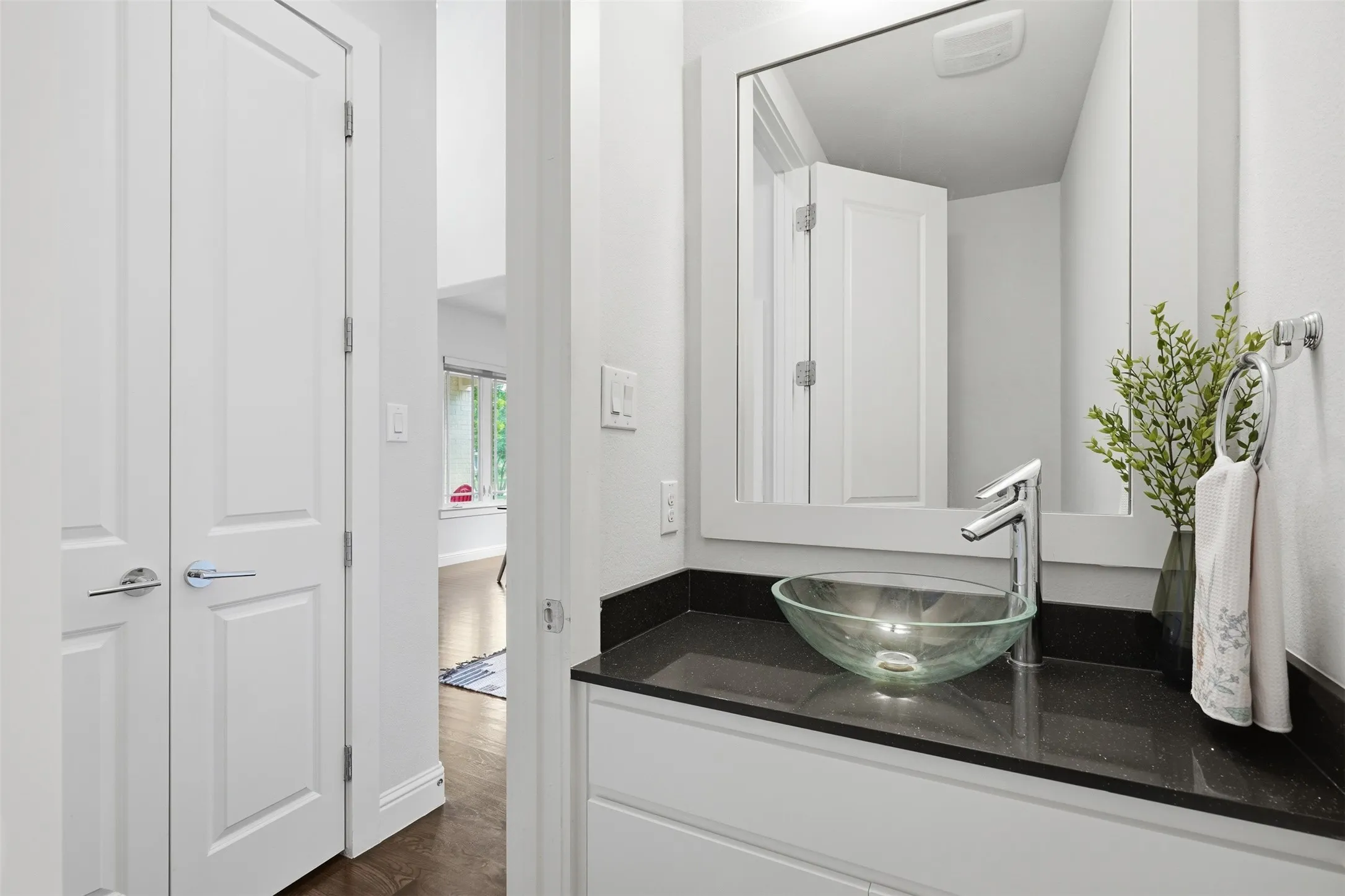 Single Family Residence For Sale in Dallas County , 6010 Belmont Avenue, Dallas, Texas 75206, 3 Bedroom, 4 Bathroom, 3 Garage spaces, 3,597 Sqft, built in 2014, mls#21291447, Real Estate Agent in Dallas, Homes For Sale in Dallas county, Homes For Sale in Dallas, Realtor in Dallas Texas, Real Estate Brokerage Independent Realty Texas, Luminita Cordes Realtor