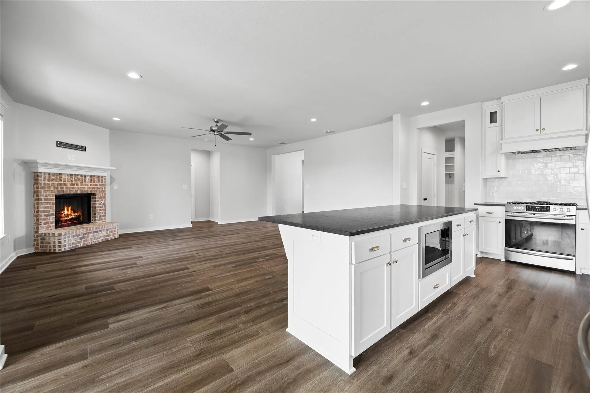 Single Family Residence For Sale in Smith County , 118 Sides Boulevard, Bullard, Texas 75757, 3 Bedrooms, 3 Bathrooms, 2 Garage spaces, 2,286 Sqft, built in 2022, Price $385,900, mls#21310073, Real Estate Agent in Bullard, Homes For Sale in Smith county, Homes For Sale in Bullard, Realtor in Bullard Texas, Real Estate Brokerage Independent Realty Texas, Luminita Cordes Realtor