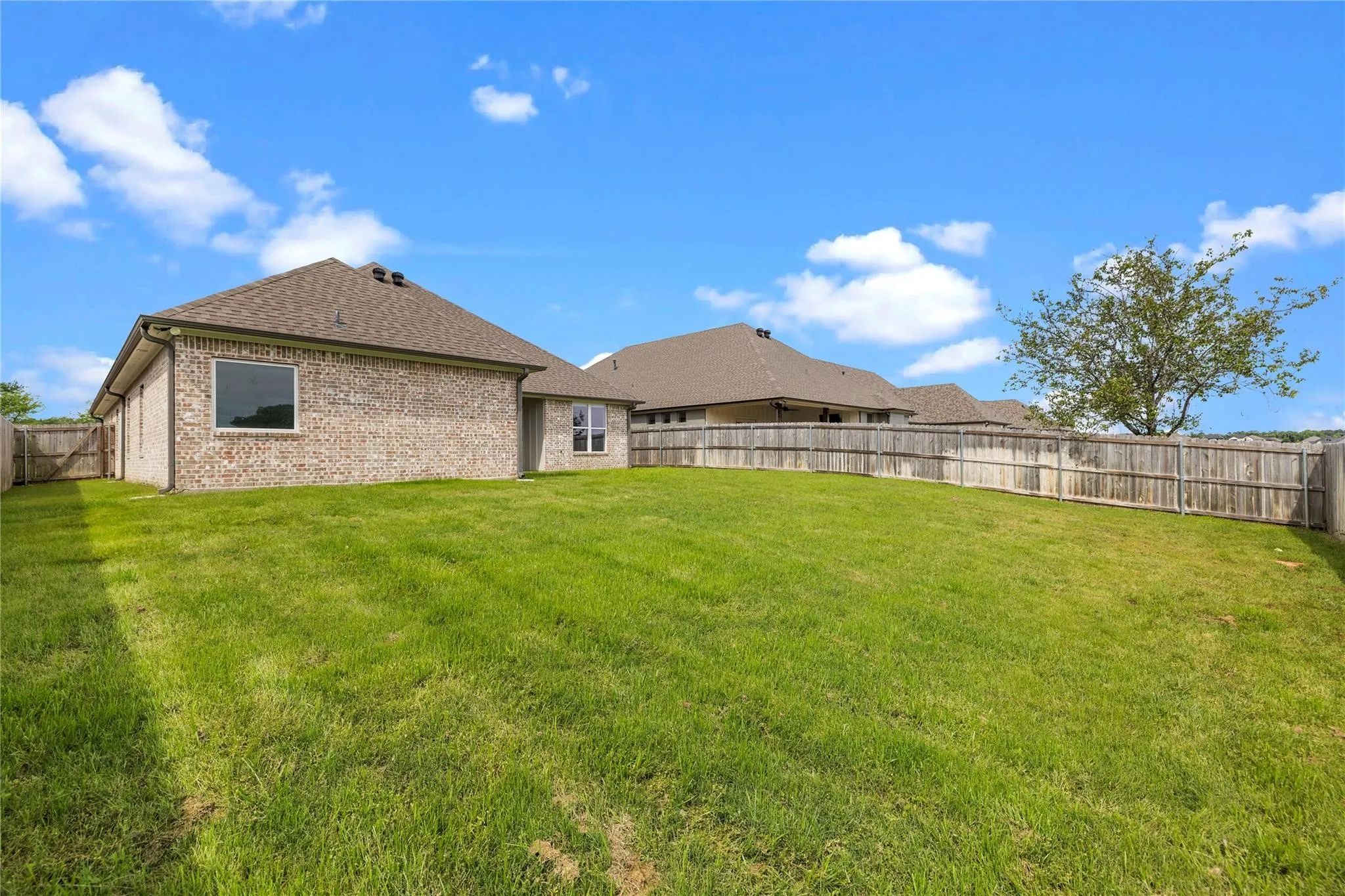 Single Family Residence For Sale in Smith County , 118 Sides Boulevard, Bullard, Texas 75757, 3 Bedrooms, 3 Bathrooms, 2 Garage spaces, 2,286 Sqft, built in 2022, Price $385,900, mls#21310073, Real Estate Agent in Bullard, Homes For Sale in Smith county, Homes For Sale in Bullard, Realtor in Bullard Texas, Real Estate Brokerage Independent Realty Texas, Luminita Cordes Realtor