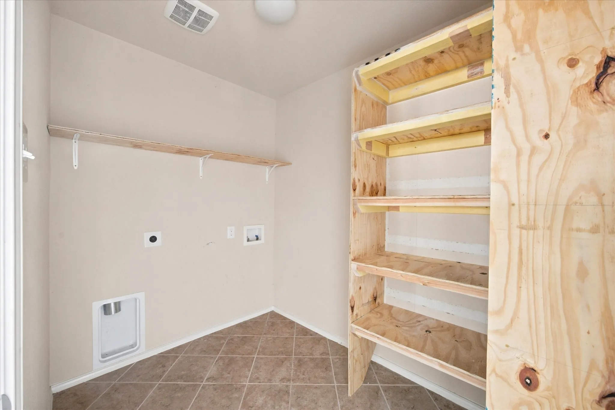 Single Family Residence For Sale in Collin County , 716 Harrison Lane, Lavon, Texas 75166, 4 Bedroom, 2 Bathroom, 2 Garage spaces, 1,969 Sqft, built in 2012, mls#21310765, Real Estate Agent in Lavon, Homes For Sale in Collin county, Homes For Sale in Lavon, Realtor in Lavon Texas, Real Estate Brokerage Independent Realty Texas, Luminita Cordes Realtor
