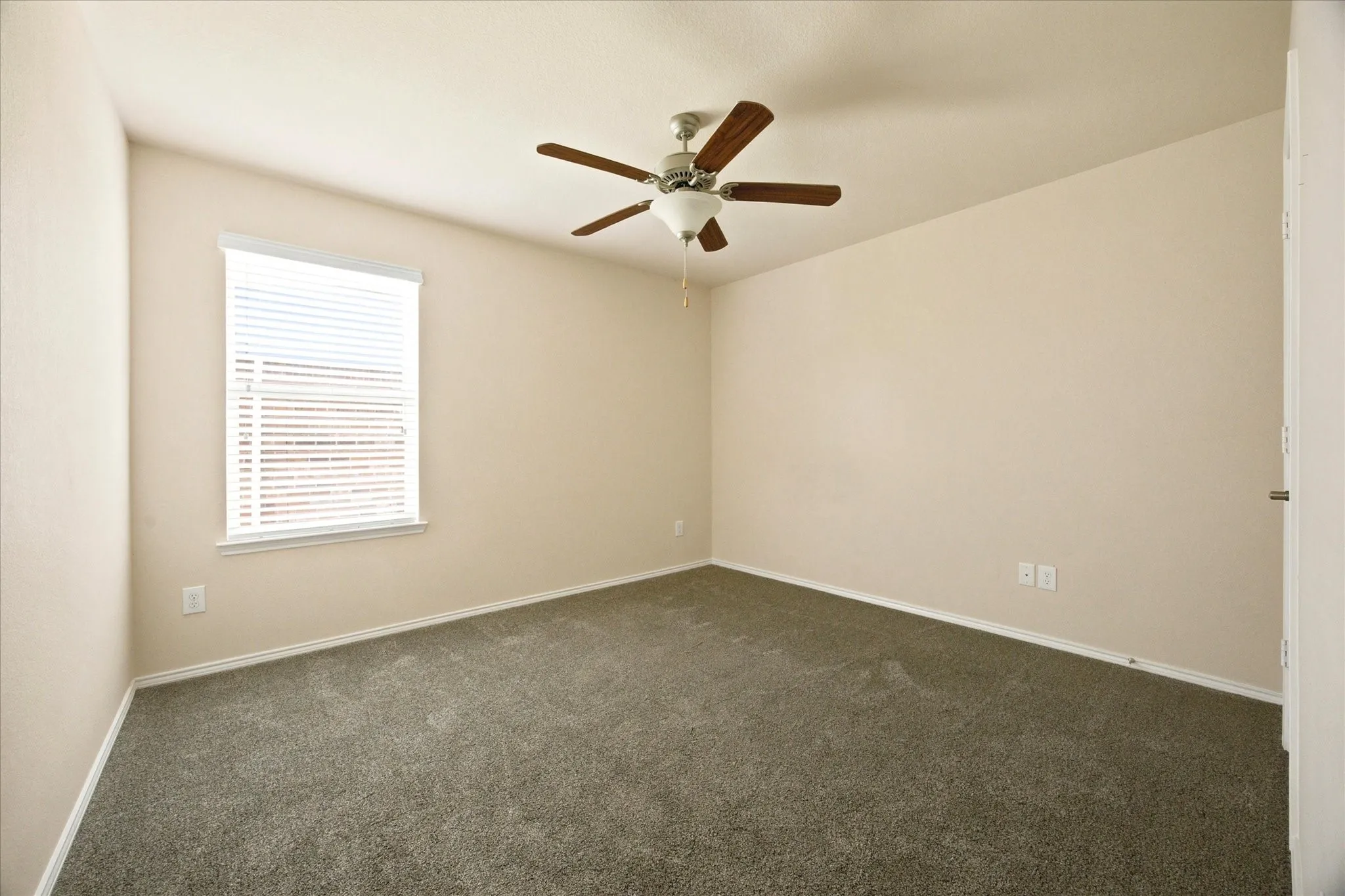 Single Family Residence For Sale in Collin County , 716 Harrison Lane, Lavon, Texas 75166, 4 Bedroom, 2 Bathroom, 2 Garage spaces, 1,969 Sqft, built in 2012, mls#21310765, Real Estate Agent in Lavon, Homes For Sale in Collin county, Homes For Sale in Lavon, Realtor in Lavon Texas, Real Estate Brokerage Independent Realty Texas, Luminita Cordes Realtor