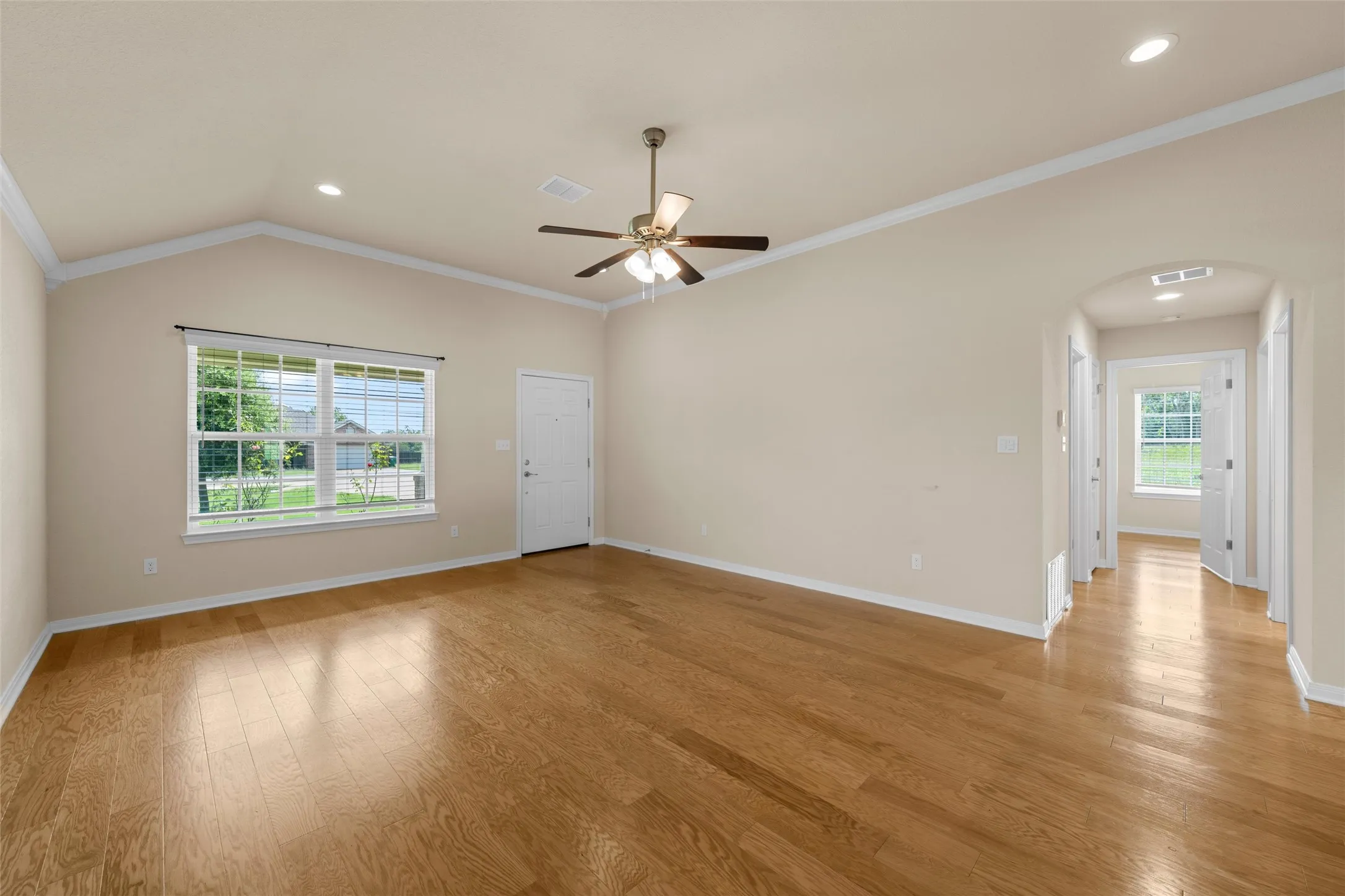Single Family Residence For Sale in Mc Lennan County , 637 Hoffmeyer Lane, Robinson, Texas 76706, 3 Bedroom, 2 Bathroom, 3 Garage spaces, 1,726 Sqft, built in 2019, mls#21307561, Real Estate Agent in Robinson, Homes For Sale in Mc Lennan county, Homes For Sale in Robinson, Realtor in Robinson Texas, Real Estate Brokerage Independent Realty Texas, Luminita Cordes Realtor