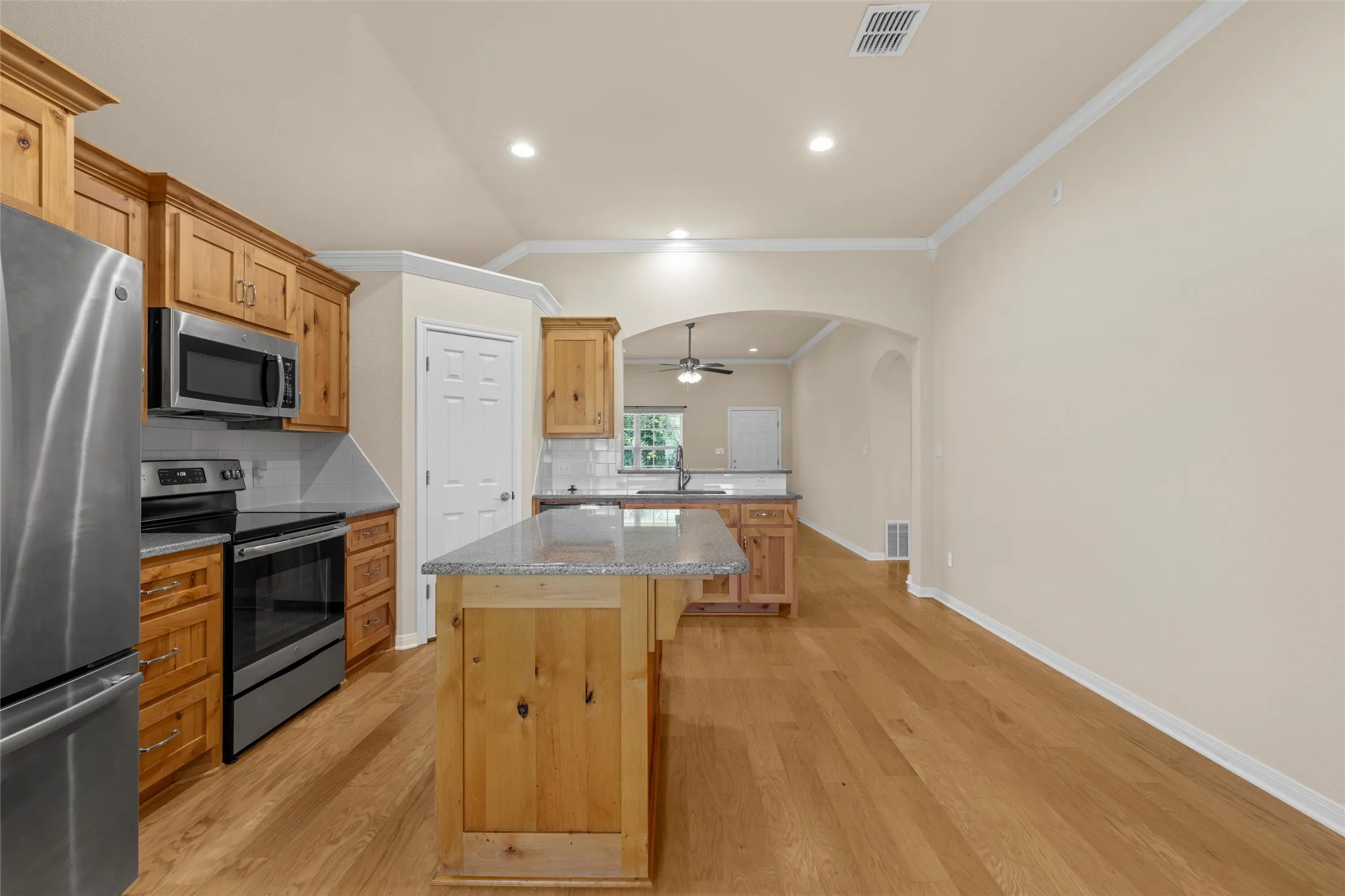 Single Family Residence For Sale in Mc Lennan County , 637 Hoffmeyer Lane, Robinson, Texas 76706, 3 Bedroom, 2 Bathroom, 3 Garage spaces, 1,726 Sqft, built in 2019, mls#21307561, Real Estate Agent in Robinson, Homes For Sale in Mc Lennan county, Homes For Sale in Robinson, Realtor in Robinson Texas, Real Estate Brokerage Independent Realty Texas, Luminita Cordes Realtor