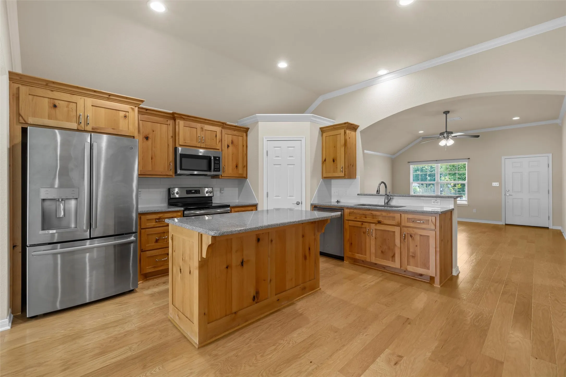 Single Family Residence For Sale in Mc Lennan County , 637 Hoffmeyer Lane, Robinson, Texas 76706, 3 Bedroom, 2 Bathroom, 3 Garage spaces, 1,726 Sqft, built in 2019, mls#21307561, Real Estate Agent in Robinson, Homes For Sale in Mc Lennan county, Homes For Sale in Robinson, Realtor in Robinson Texas, Real Estate Brokerage Independent Realty Texas, Luminita Cordes Realtor