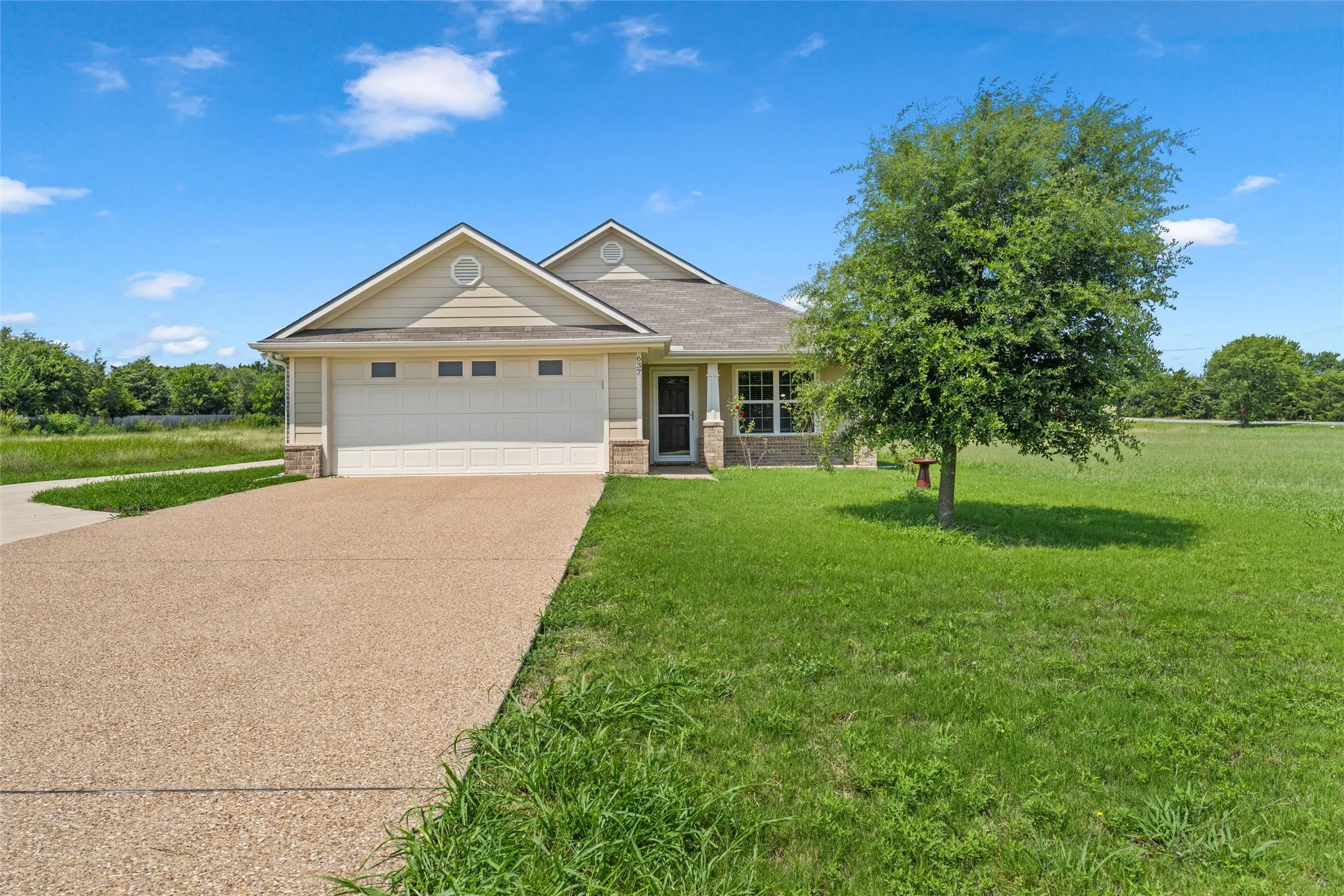 Single Family Residence For Sale in Mc Lennan County , 637 Hoffmeyer Lane, Robinson, Texas 76706, 3 Bedroom, 2 Bathroom, 3 Garage spaces, 1,726 Sqft, built in 2019, mls#21307561, Real Estate Agent in Robinson, Homes For Sale in Mc Lennan county, Homes For Sale in Robinson, Realtor in Robinson Texas, Real Estate Brokerage Independent Realty Texas, Luminita Cordes Realtor