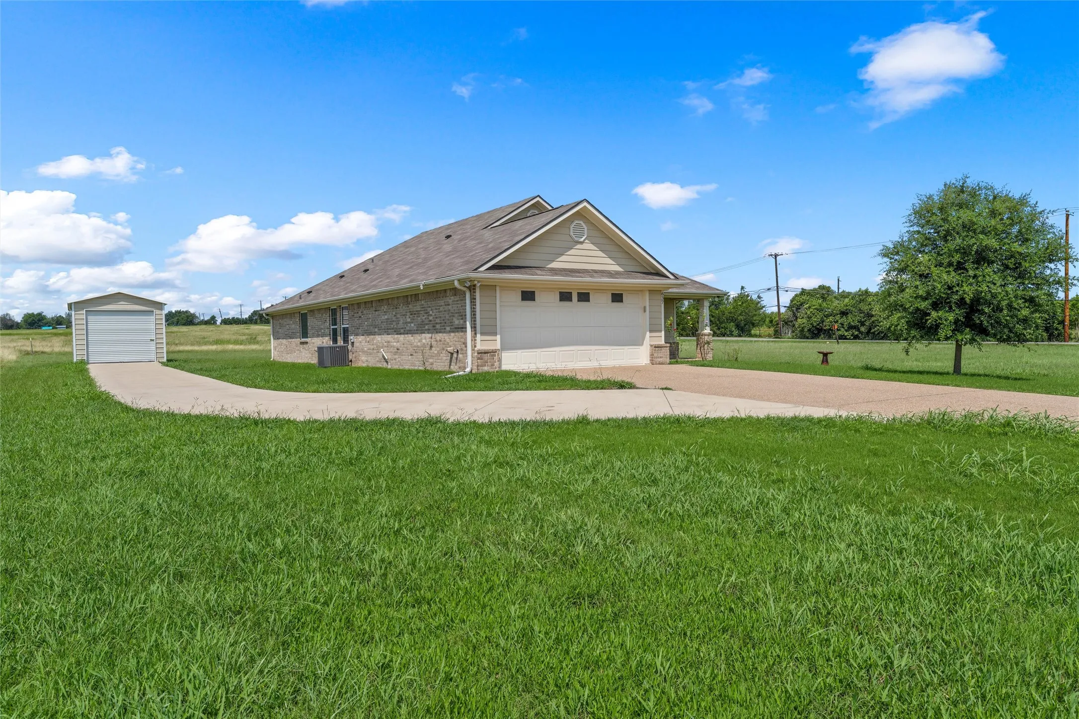 Single Family Residence For Sale in Mc Lennan County , 637 Hoffmeyer Lane, Robinson, Texas 76706, 3 Bedroom, 2 Bathroom, 3 Garage spaces, 1,726 Sqft, built in 2019, mls#21307561, Real Estate Agent in Robinson, Homes For Sale in Mc Lennan county, Homes For Sale in Robinson, Realtor in Robinson Texas, Real Estate Brokerage Independent Realty Texas, Luminita Cordes Realtor