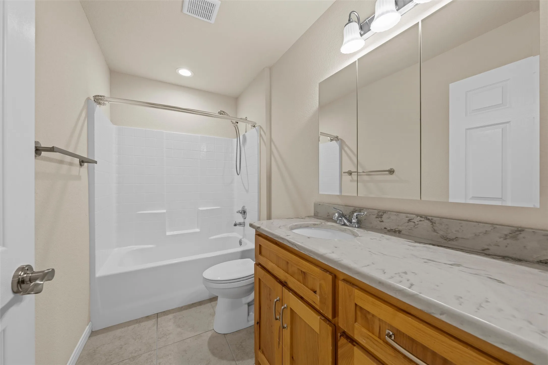 Single Family Residence For Sale in Mc Lennan County , 637 Hoffmeyer Lane, Robinson, Texas 76706, 3 Bedroom, 2 Bathroom, 3 Garage spaces, 1,726 Sqft, built in 2019, mls#21307561, Real Estate Agent in Robinson, Homes For Sale in Mc Lennan county, Homes For Sale in Robinson, Realtor in Robinson Texas, Real Estate Brokerage Independent Realty Texas, Luminita Cordes Realtor