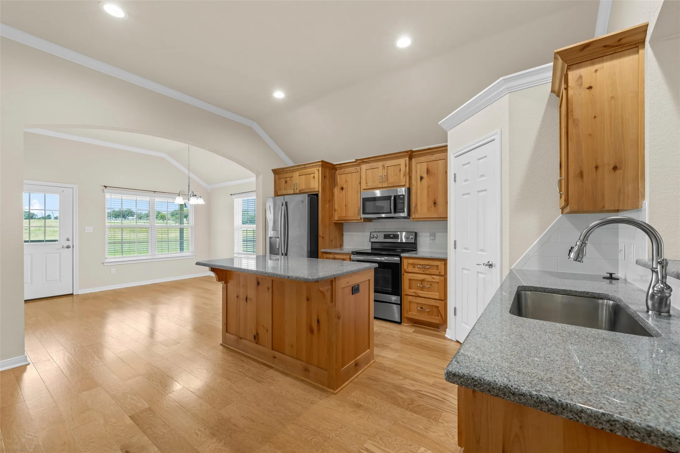 Single Family Residence For Sale in Mc Lennan County , 637 Hoffmeyer Lane, Robinson, Texas 76706, 3 Bedroom, 2 Bathroom, 3 Garage spaces, 1,726 Sqft, built in 2019, mls#21307561, Real Estate Agent in Robinson, Homes For Sale in Mc Lennan county, Homes For Sale in Robinson, Realtor in Robinson Texas, Real Estate Brokerage Independent Realty Texas, Luminita Cordes Realtor