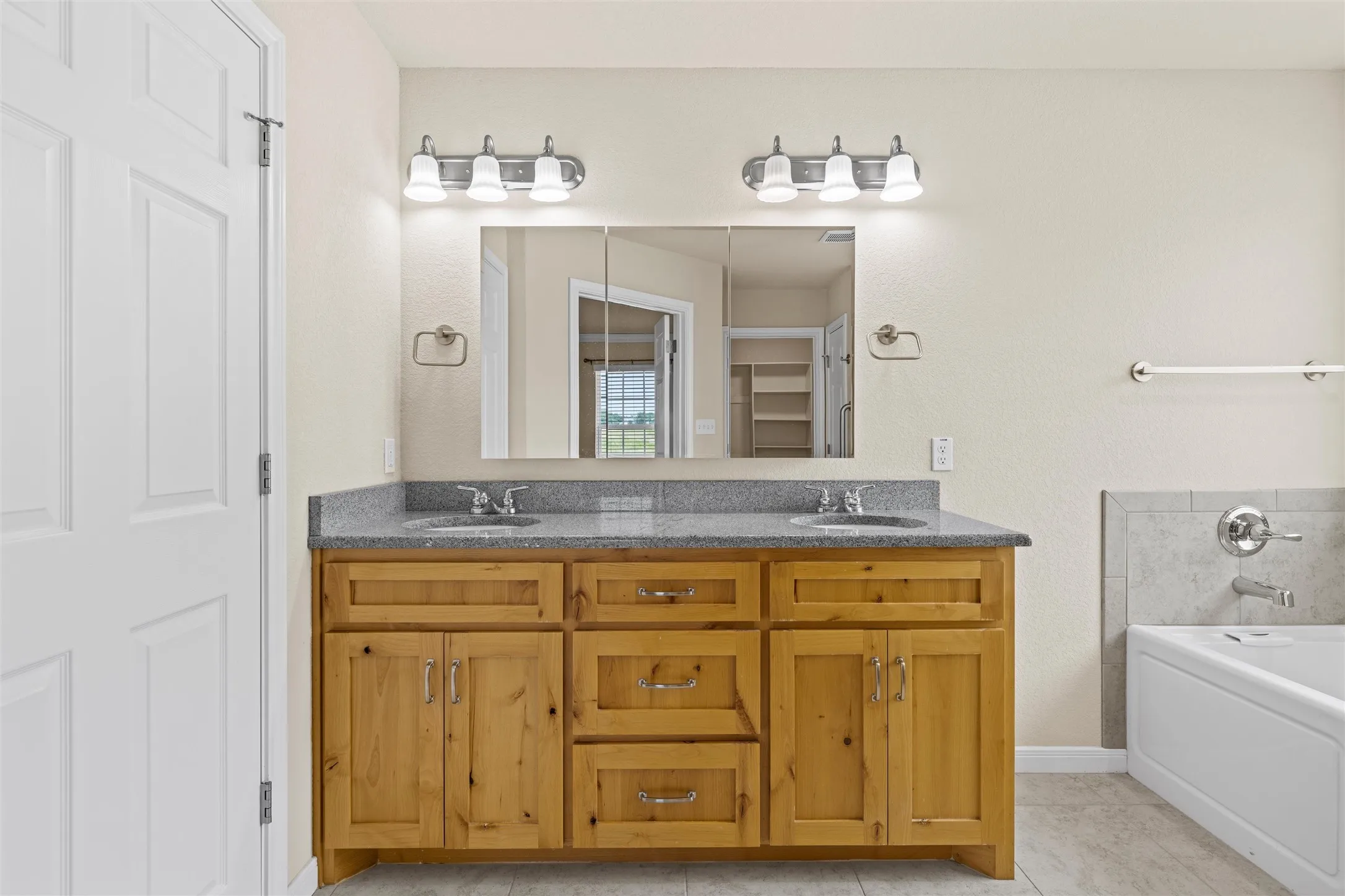 Single Family Residence For Sale in Mc Lennan County , 637 Hoffmeyer Lane, Robinson, Texas 76706, 3 Bedroom, 2 Bathroom, 3 Garage spaces, 1,726 Sqft, built in 2019, mls#21307561, Real Estate Agent in Robinson, Homes For Sale in Mc Lennan county, Homes For Sale in Robinson, Realtor in Robinson Texas, Real Estate Brokerage Independent Realty Texas, Luminita Cordes Realtor