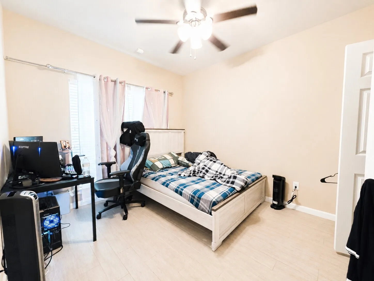 Single Family Residence For Sale in Dallas County , 6802 Christina Lane, Garland, Texas 75043, 4 Bedroom, 3 Bathroom, 2 Garage spaces, 1,998 Sqft, built in 2005, mls#21310785, Real Estate Agent in Garland, Homes For Sale in Dallas county, Homes For Sale in Garland, Realtor in Garland Texas, Real Estate Brokerage Independent Realty Texas, Luminita Cordes Realtor