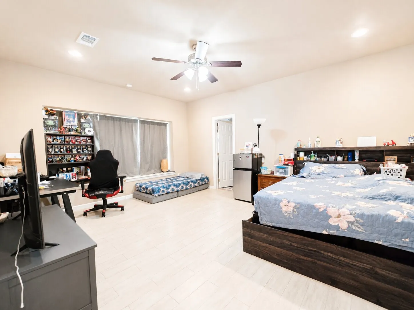 Single Family Residence For Sale in Dallas County , 6802 Christina Lane, Garland, Texas 75043, 4 Bedroom, 3 Bathroom, 2 Garage spaces, 1,998 Sqft, built in 2005, mls#21310785, Real Estate Agent in Garland, Homes For Sale in Dallas county, Homes For Sale in Garland, Realtor in Garland Texas, Real Estate Brokerage Independent Realty Texas, Luminita Cordes Realtor