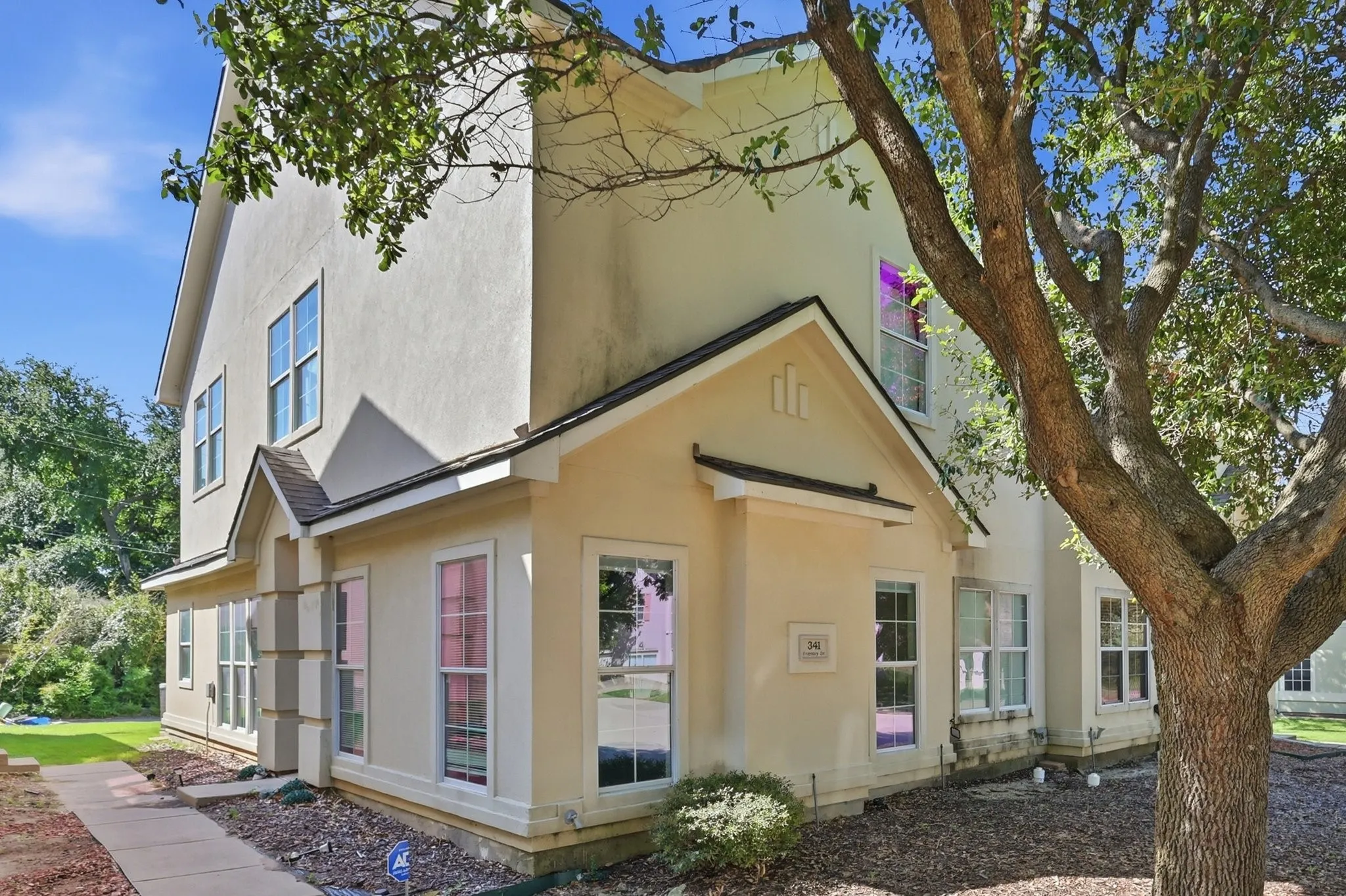 Townhouse For Sale in Collin County , 341 Regency Drive, Allen, Texas 75002, 3 Bedroom, 3 Bathroom, 2 Garage spaces, 1,894 Sqft, built in 2008, mls#21306514, Real Estate Agent in Allen, Homes For Sale in Collin county, Homes For Sale in Allen, Realtor in Allen Texas, Real Estate Brokerage Independent Realty Texas, Luminita Cordes Realtor