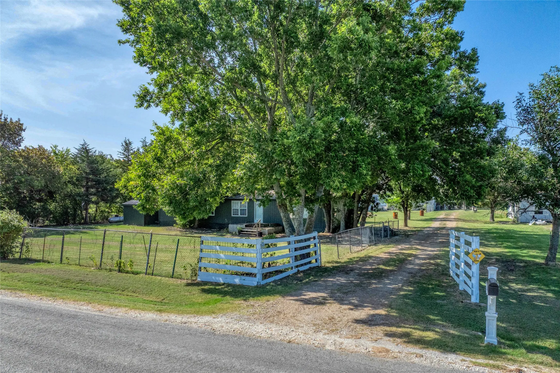 Mobile Home For Sale in Grayson County , 428 Pennell Road, Sherman, Texas 75090, 3 Bedroom, 2 Bathroom, Garage spaces, 1,680 Sqft, built in 1984, mls#21272143, Real Estate Agent in Sherman, Homes For Sale in Grayson county, Homes For Sale in Sherman, Realtor in Sherman Texas, Real Estate Brokerage Independent Realty Texas, Luminita Cordes Realtor