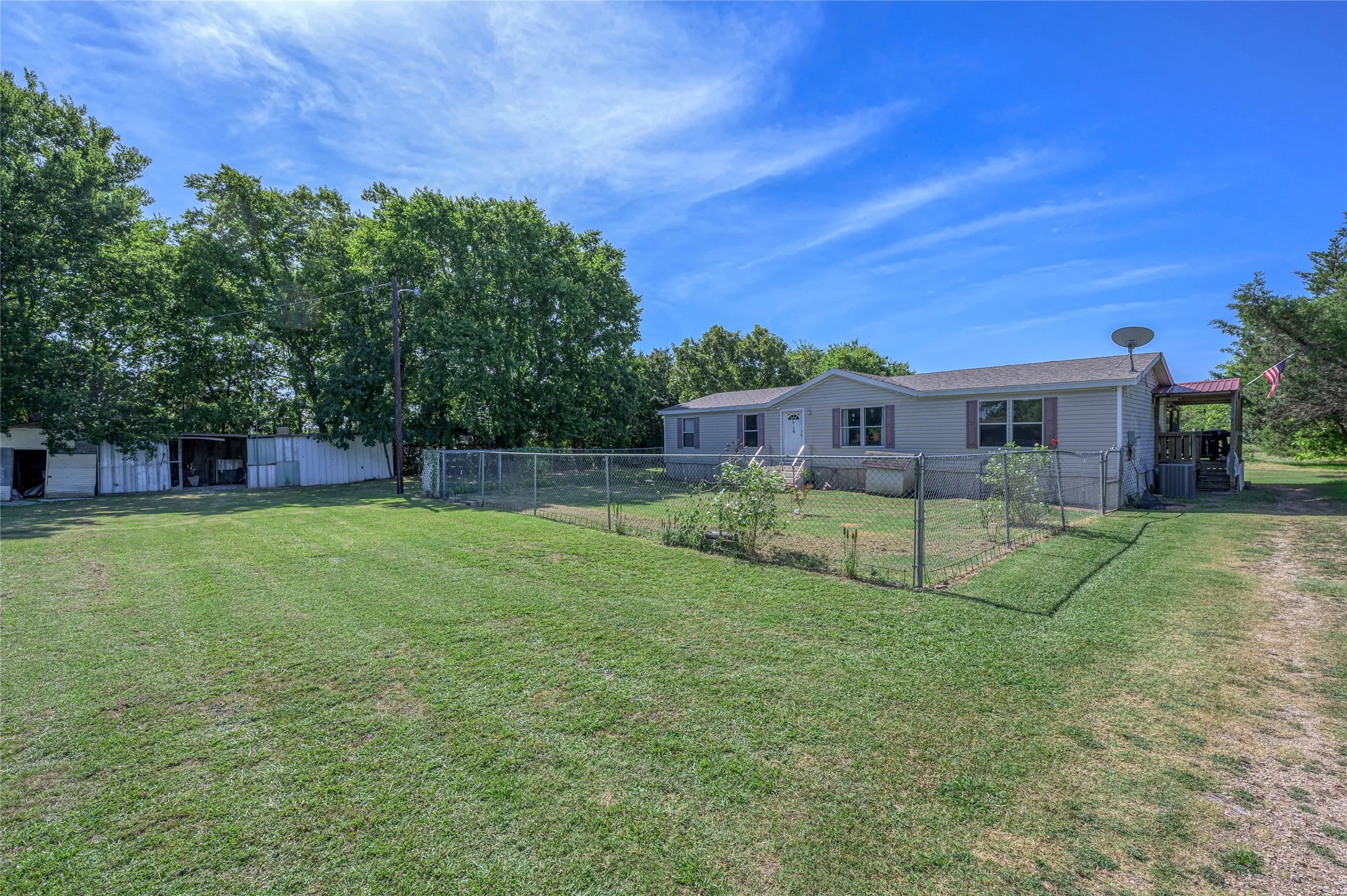 Mobile Home For Sale in Grayson County , 428 Pennell Road, Sherman, Texas 75090, 3 Bedroom, 2 Bathroom, Garage spaces, 1,680 Sqft, built in 1984, mls#21272143, Real Estate Agent in Sherman, Homes For Sale in Grayson county, Homes For Sale in Sherman, Realtor in Sherman Texas, Real Estate Brokerage Independent Realty Texas, Luminita Cordes Realtor