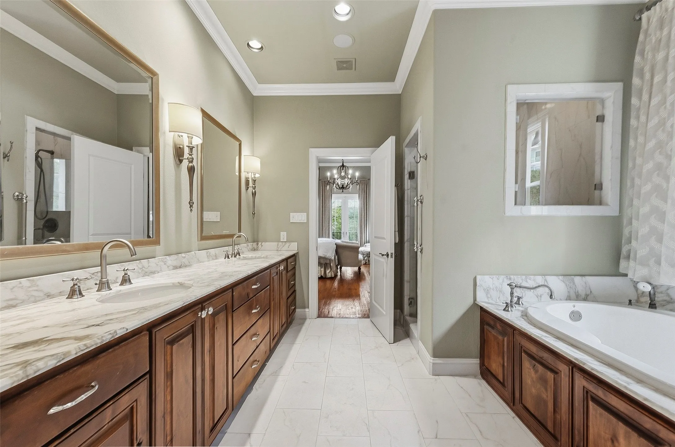 Single Family Residence For Sale in Tarrant County , 2605 Museum Way, Fort Worth, Texas 76107, 3 Bedroom, 4 Bathroom, 2 Garage spaces, 3,223 Sqft, built in 2008, mls#21310275, Real Estate Agent in Fort Worth, Homes For Sale in Tarrant county, Homes For Sale in Fort Worth, Realtor in Fort Worth Texas, Real Estate Brokerage Independent Realty Texas, Luminita Cordes Realtor