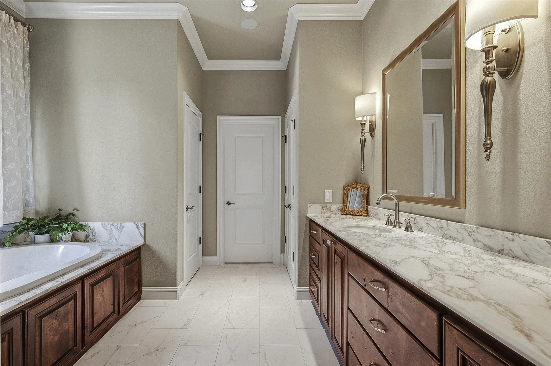 Single Family Residence For Sale in Tarrant County , 2605 Museum Way, Fort Worth, Texas 76107, 3 Bedroom, 4 Bathroom, 2 Garage spaces, 3,223 Sqft, built in 2008, mls#21310275, Real Estate Agent in Fort Worth, Homes For Sale in Tarrant county, Homes For Sale in Fort Worth, Realtor in Fort Worth Texas, Real Estate Brokerage Independent Realty Texas, Luminita Cordes Realtor
