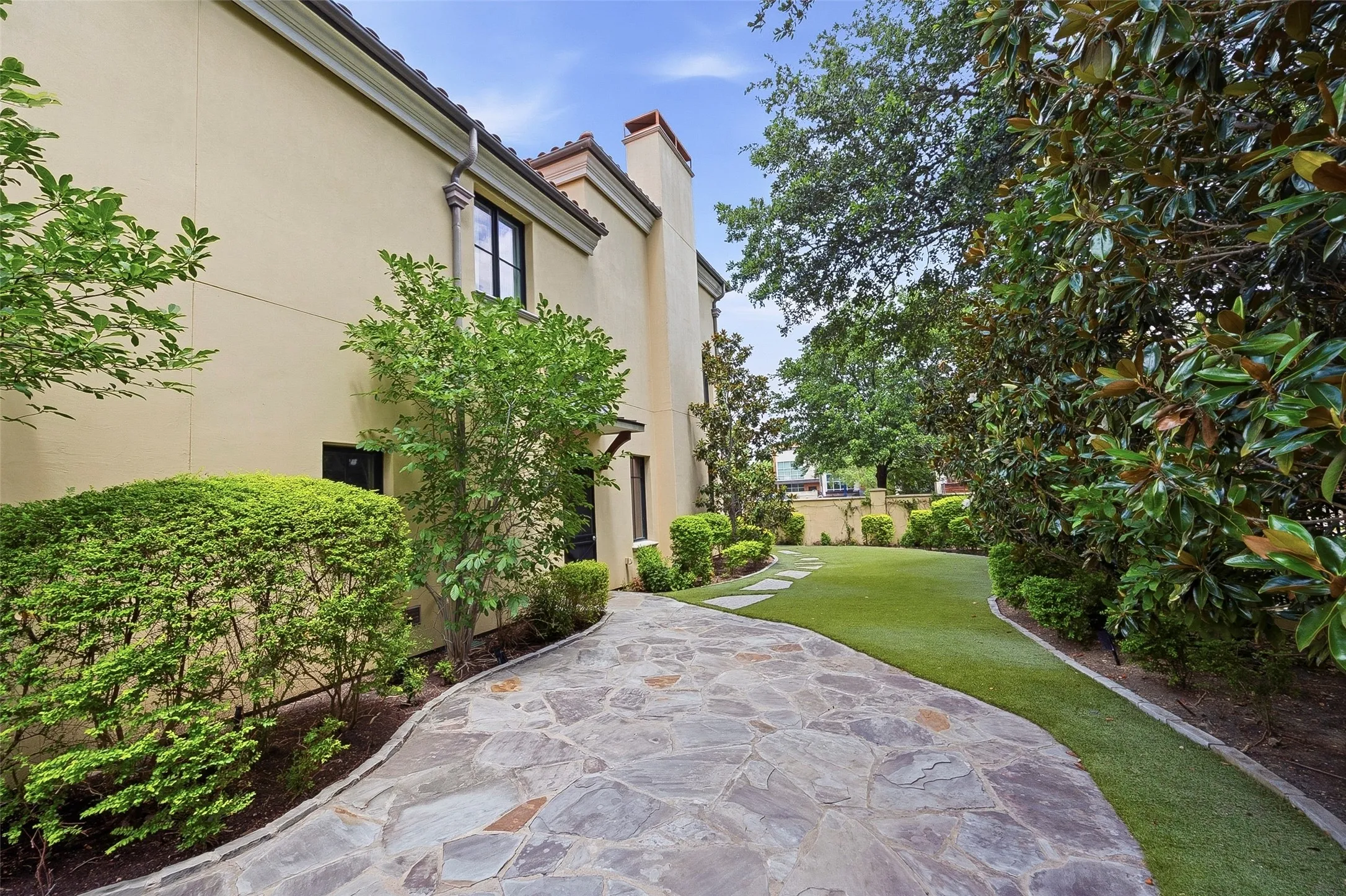 Single Family Residence For Sale in Tarrant County , 2605 Museum Way, Fort Worth, Texas 76107, 3 Bedroom, 4 Bathroom, 2 Garage spaces, 3,223 Sqft, built in 2008, mls#21310275, Real Estate Agent in Fort Worth, Homes For Sale in Tarrant county, Homes For Sale in Fort Worth, Realtor in Fort Worth Texas, Real Estate Brokerage Independent Realty Texas, Luminita Cordes Realtor