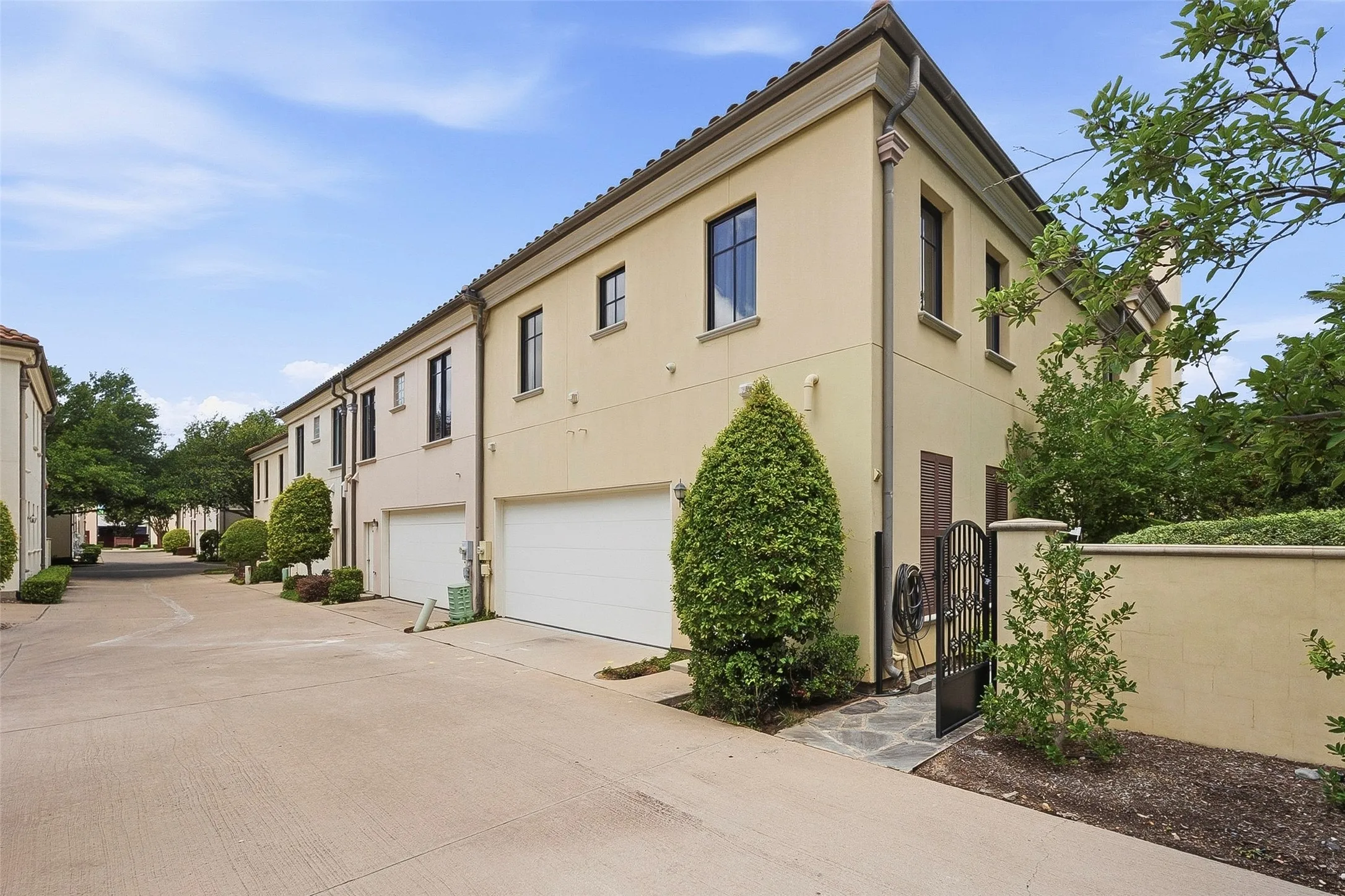 Single Family Residence For Sale in Tarrant County , 2605 Museum Way, Fort Worth, Texas 76107, 3 Bedroom, 4 Bathroom, 2 Garage spaces, 3,223 Sqft, built in 2008, mls#21310275, Real Estate Agent in Fort Worth, Homes For Sale in Tarrant county, Homes For Sale in Fort Worth, Realtor in Fort Worth Texas, Real Estate Brokerage Independent Realty Texas, Luminita Cordes Realtor