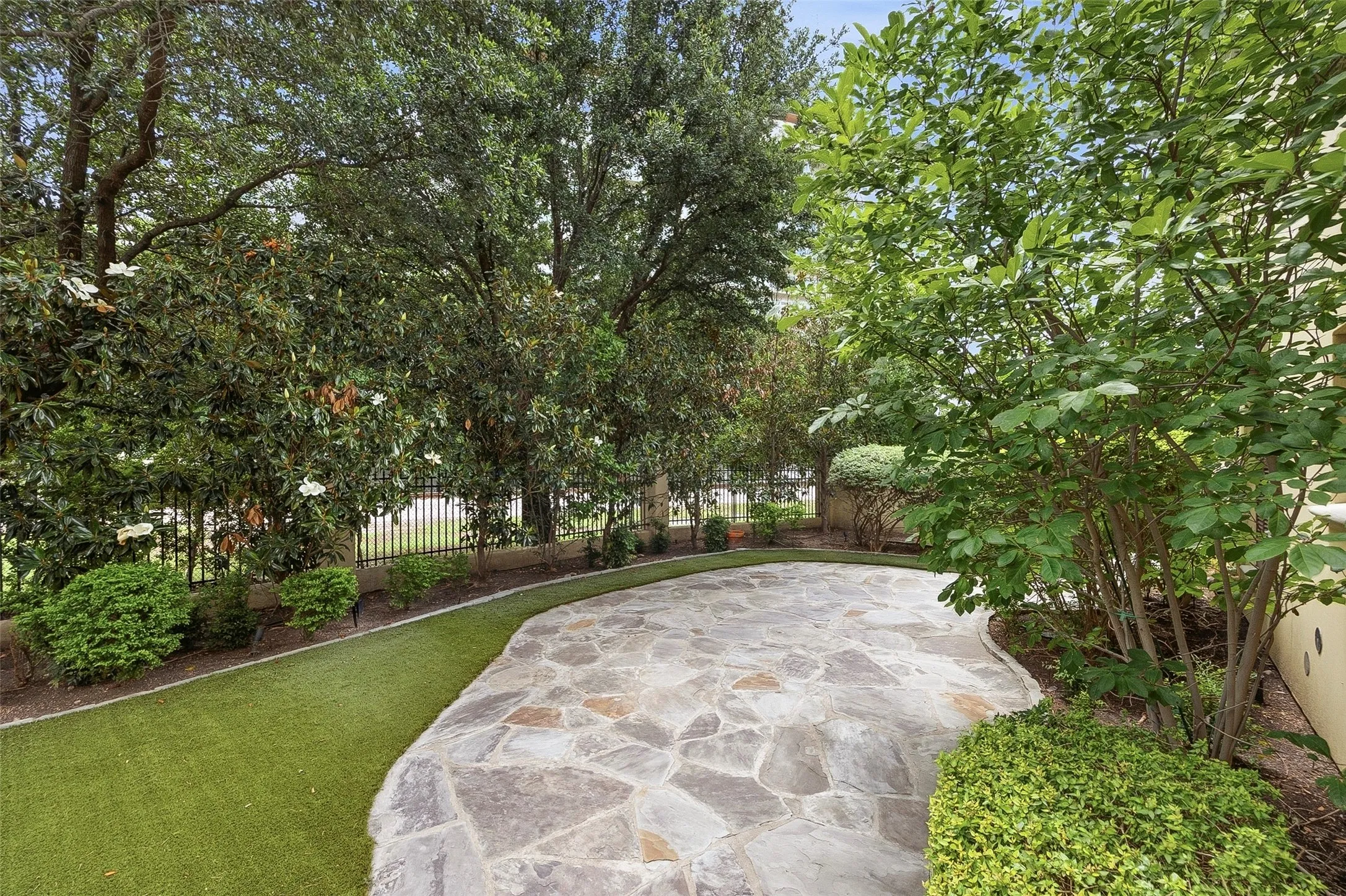 Single Family Residence For Sale in Tarrant County , 2605 Museum Way, Fort Worth, Texas 76107, 3 Bedroom, 4 Bathroom, 2 Garage spaces, 3,223 Sqft, built in 2008, mls#21310275, Real Estate Agent in Fort Worth, Homes For Sale in Tarrant county, Homes For Sale in Fort Worth, Realtor in Fort Worth Texas, Real Estate Brokerage Independent Realty Texas, Luminita Cordes Realtor