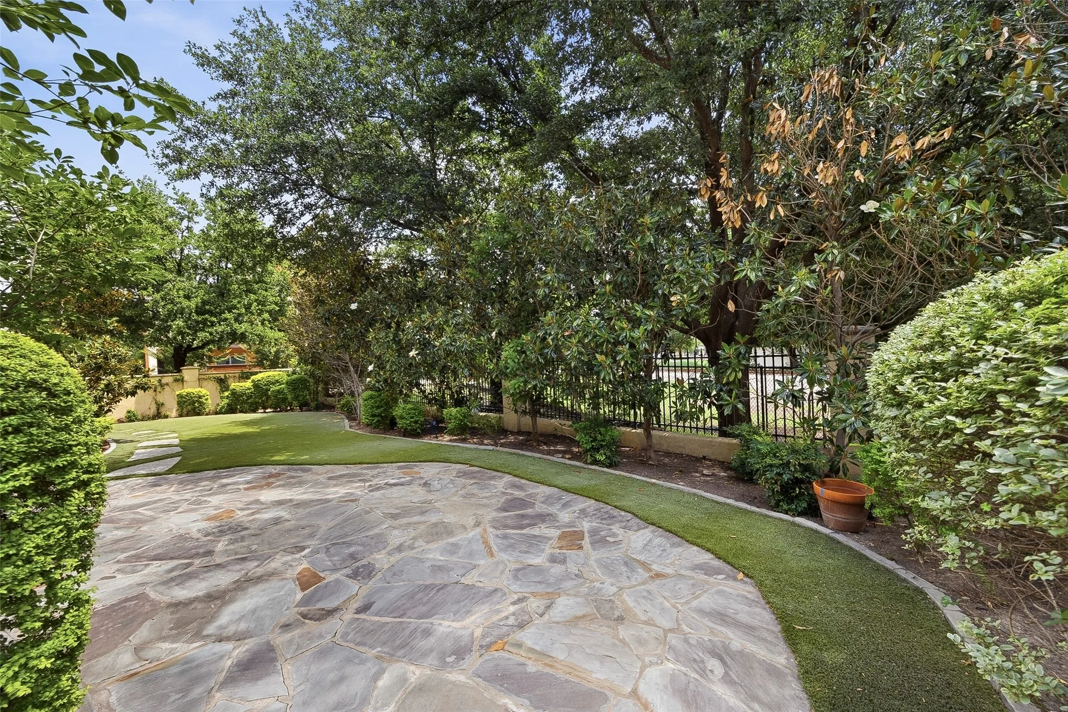 Single Family Residence For Sale in Tarrant County , 2605 Museum Way, Fort Worth, Texas 76107, 3 Bedroom, 4 Bathroom, 2 Garage spaces, 3,223 Sqft, built in 2008, mls#21310275, Real Estate Agent in Fort Worth, Homes For Sale in Tarrant county, Homes For Sale in Fort Worth, Realtor in Fort Worth Texas, Real Estate Brokerage Independent Realty Texas, Luminita Cordes Realtor