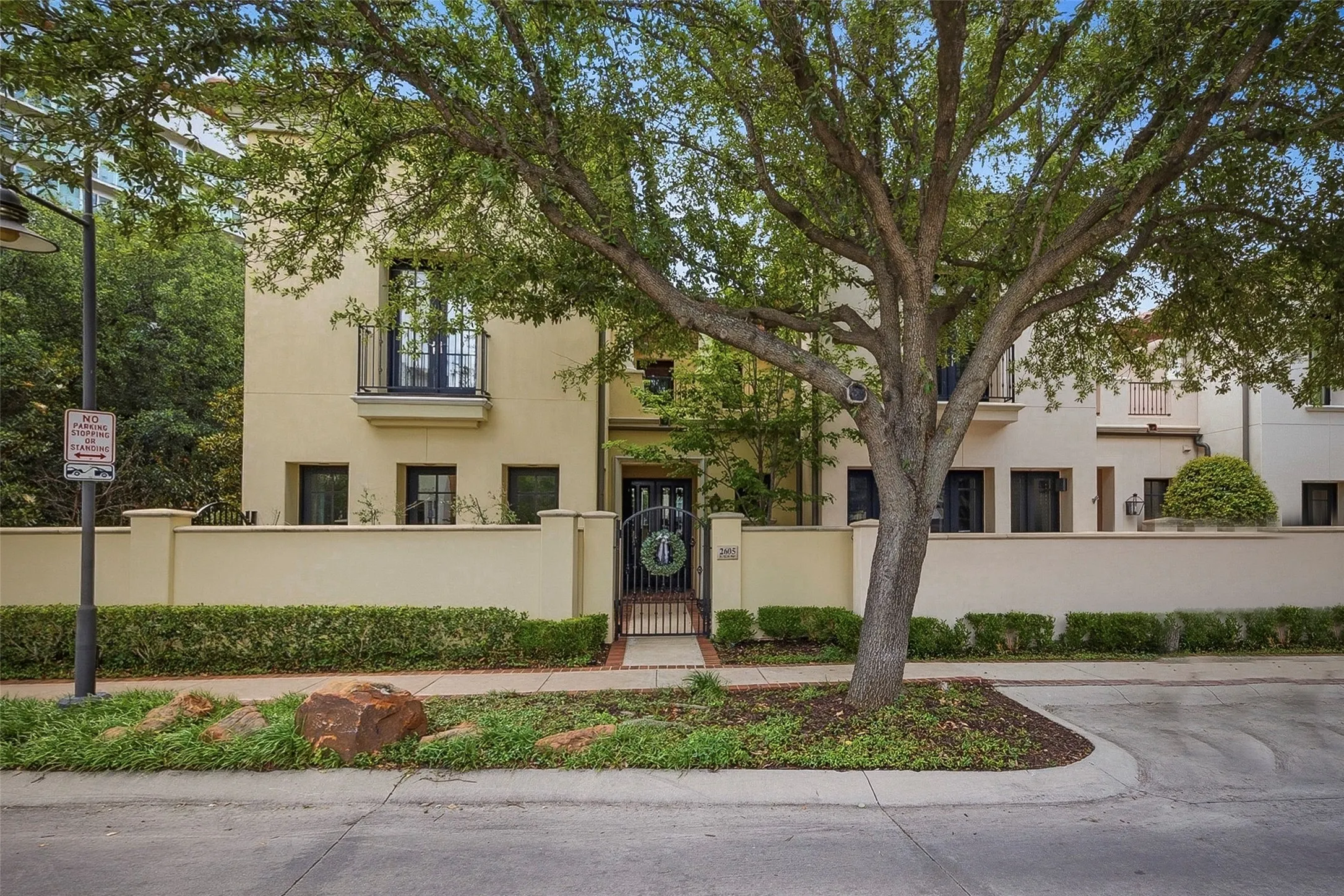 Single Family Residence For Sale in Tarrant County , 2605 Museum Way, Fort Worth, Texas 76107, 3 Bedroom, 4 Bathroom, 2 Garage spaces, 3,223 Sqft, built in 2008, mls#21310275, Real Estate Agent in Fort Worth, Homes For Sale in Tarrant county, Homes For Sale in Fort Worth, Realtor in Fort Worth Texas, Real Estate Brokerage Independent Realty Texas, Luminita Cordes Realtor