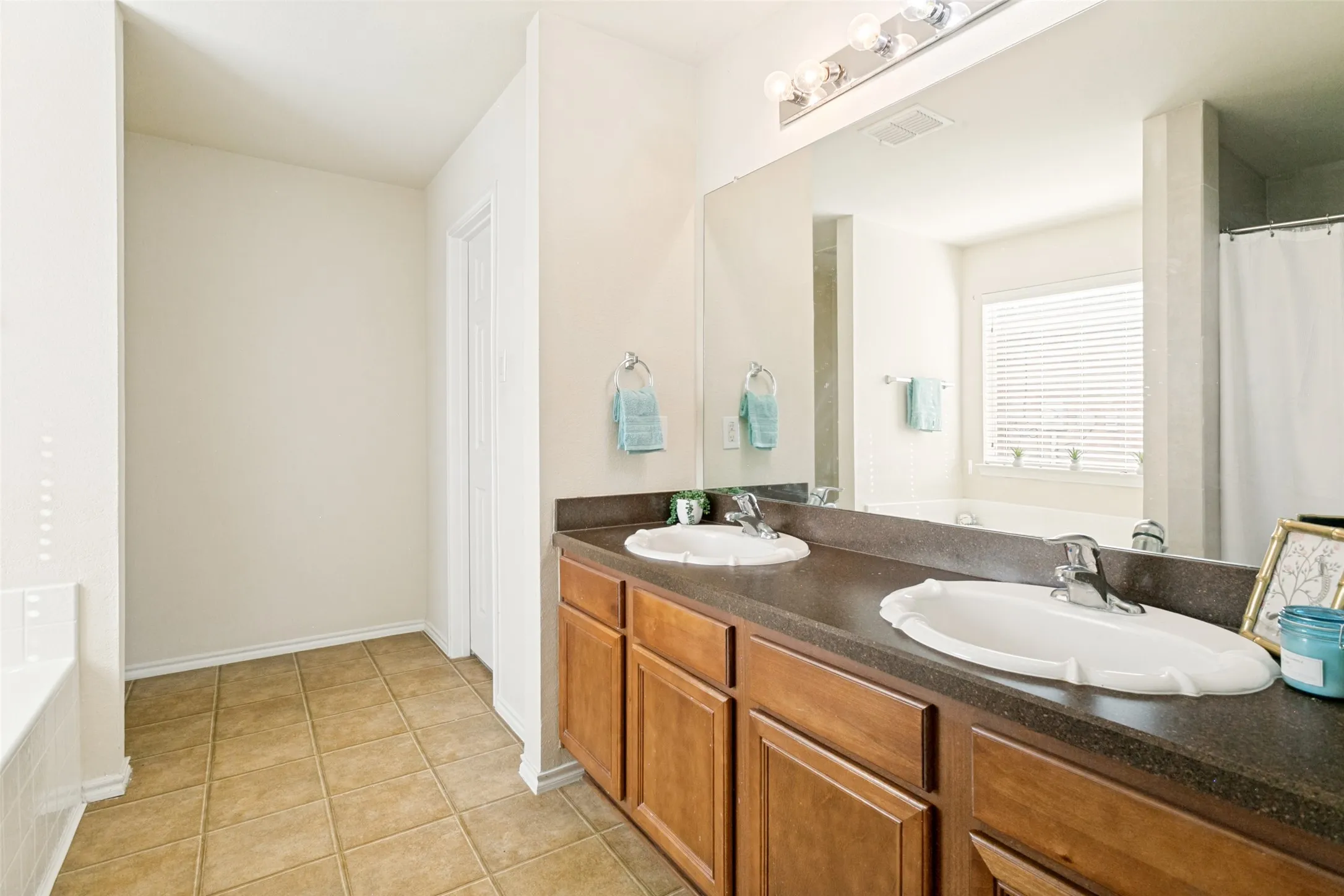 Single Family Residence For Sale in Tarrant County , 5839 Twilight Drive, Grand Prairie, Texas 75052, 3 Bedroom, 2 Bathroom, 2 Garage spaces, 2,142 Sqft, built in 2006, mls#21309027, Real Estate Agent in Grand Prairie, Homes For Sale in Tarrant county, Homes For Sale in Grand Prairie, Realtor in Grand Prairie Texas, Real Estate Brokerage Independent Realty Texas, Luminita Cordes Realtor