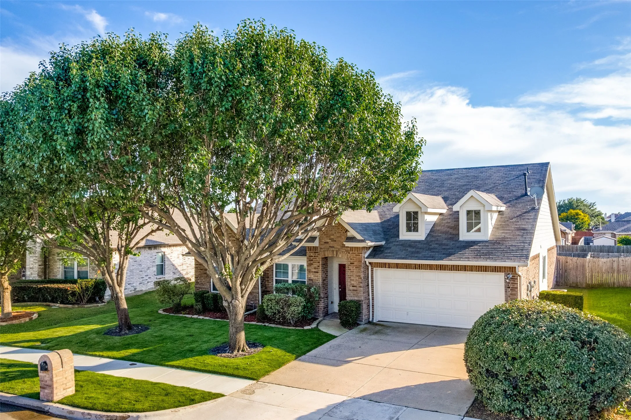 Single Family Residence For Sale in Tarrant County , 5839 Twilight Drive, Grand Prairie, Texas 75052, 3 Bedroom, 2 Bathroom, 2 Garage spaces, 2,142 Sqft, built in 2006, mls#21309027, Real Estate Agent in Grand Prairie, Homes For Sale in Tarrant county, Homes For Sale in Grand Prairie, Realtor in Grand Prairie Texas, Real Estate Brokerage Independent Realty Texas, Luminita Cordes Realtor