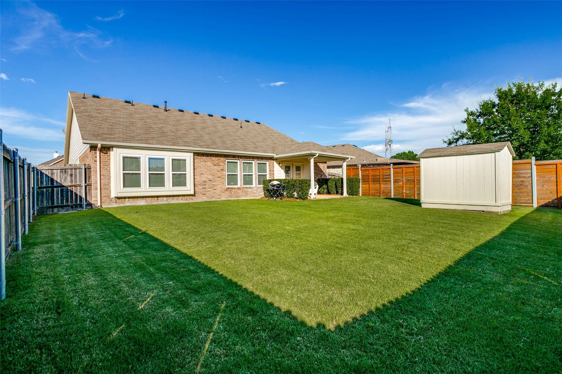Single Family Residence For Sale in Tarrant County , 5839 Twilight Drive, Grand Prairie, Texas 75052, 3 Bedroom, 2 Bathroom, 2 Garage spaces, 2,142 Sqft, built in 2006, mls#21309027, Real Estate Agent in Grand Prairie, Homes For Sale in Tarrant county, Homes For Sale in Grand Prairie, Realtor in Grand Prairie Texas, Real Estate Brokerage Independent Realty Texas, Luminita Cordes Realtor