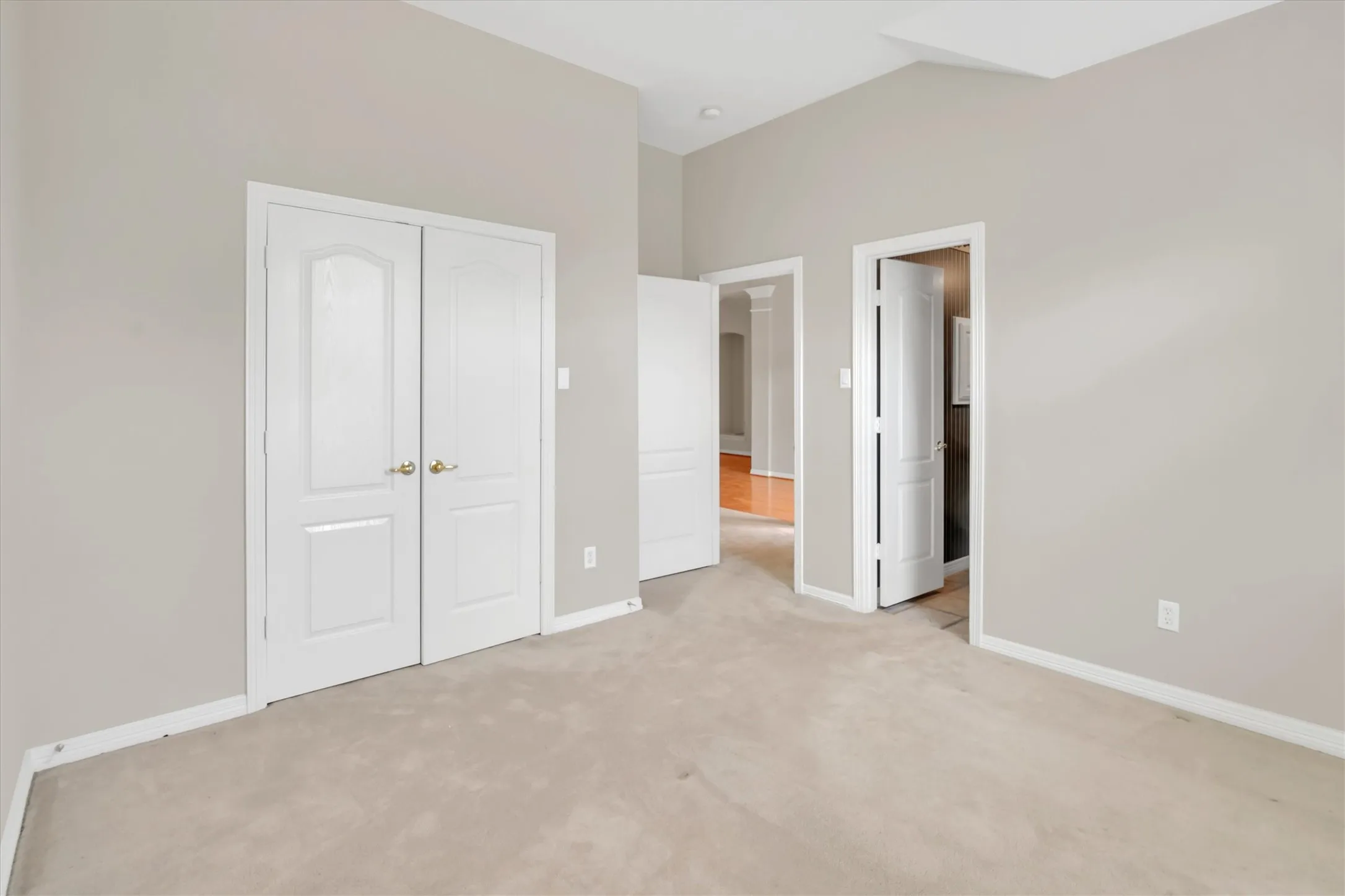 2nd front bedroom with ensuite half bath