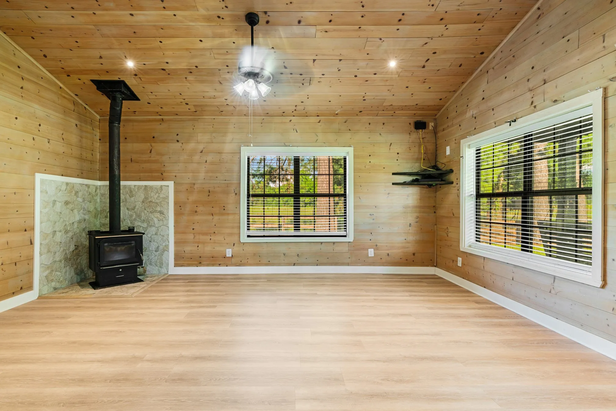 Single Family Residence For Sale in Red River (TX) County , 13944 Farm Road 195, Bagwell, Texas 75412, 4 Bedroom, 2 Bathroom, Garage spaces, 1,850 Sqft, built in 1927, mls#21308858, Real Estate Agent in Bagwell, Homes For Sale in Red River (TX) county, Homes For Sale in Bagwell, Realtor in Bagwell Texas, Real Estate Brokerage Independent Realty Texas, Luminita Cordes Realtor