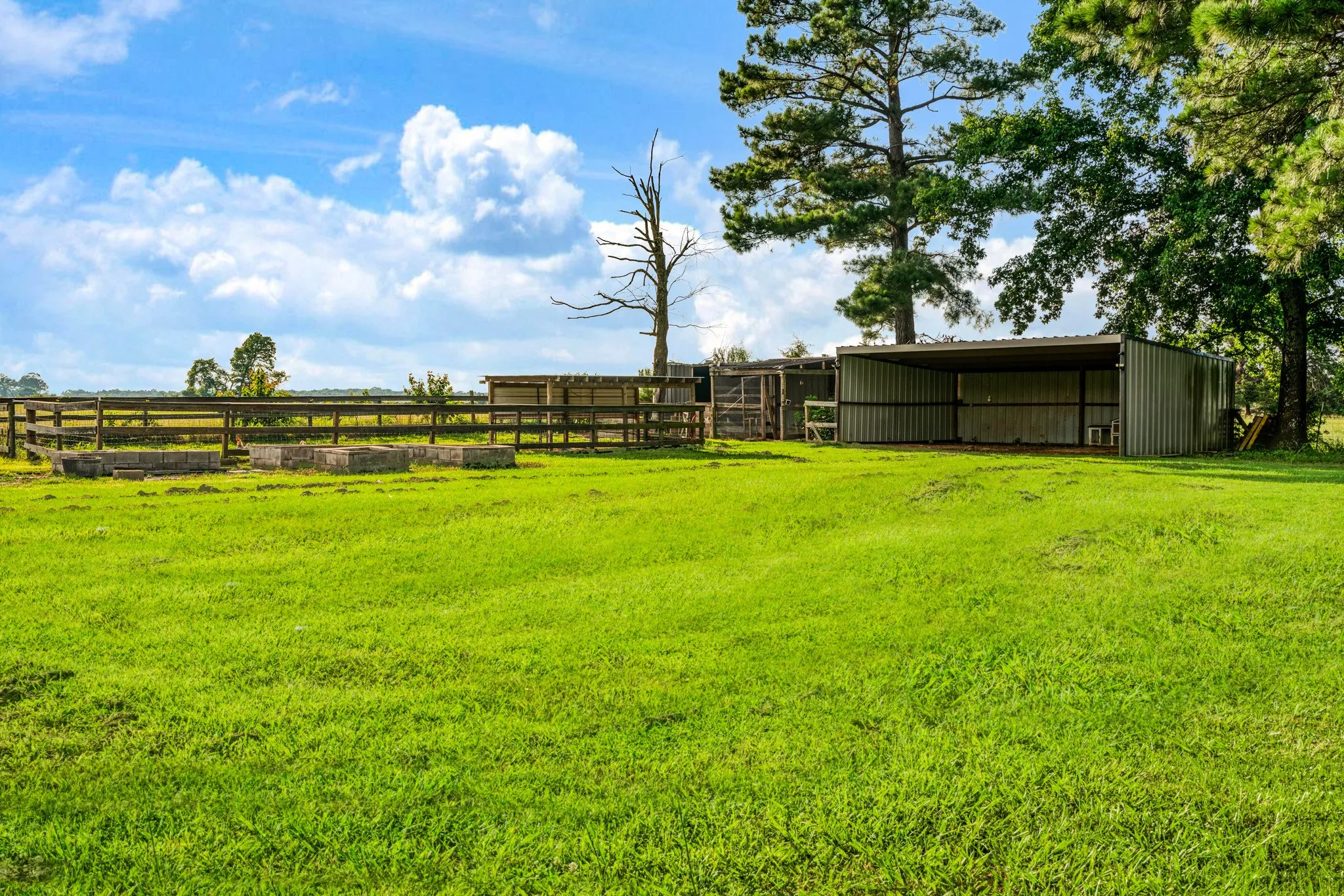 Single Family Residence For Sale in Red River (TX) County , 13944 Farm Road 195, Bagwell, Texas 75412, 4 Bedroom, 2 Bathroom, Garage spaces, 1,850 Sqft, built in 1927, mls#21308858, Real Estate Agent in Bagwell, Homes For Sale in Red River (TX) county, Homes For Sale in Bagwell, Realtor in Bagwell Texas, Real Estate Brokerage Independent Realty Texas, Luminita Cordes Realtor