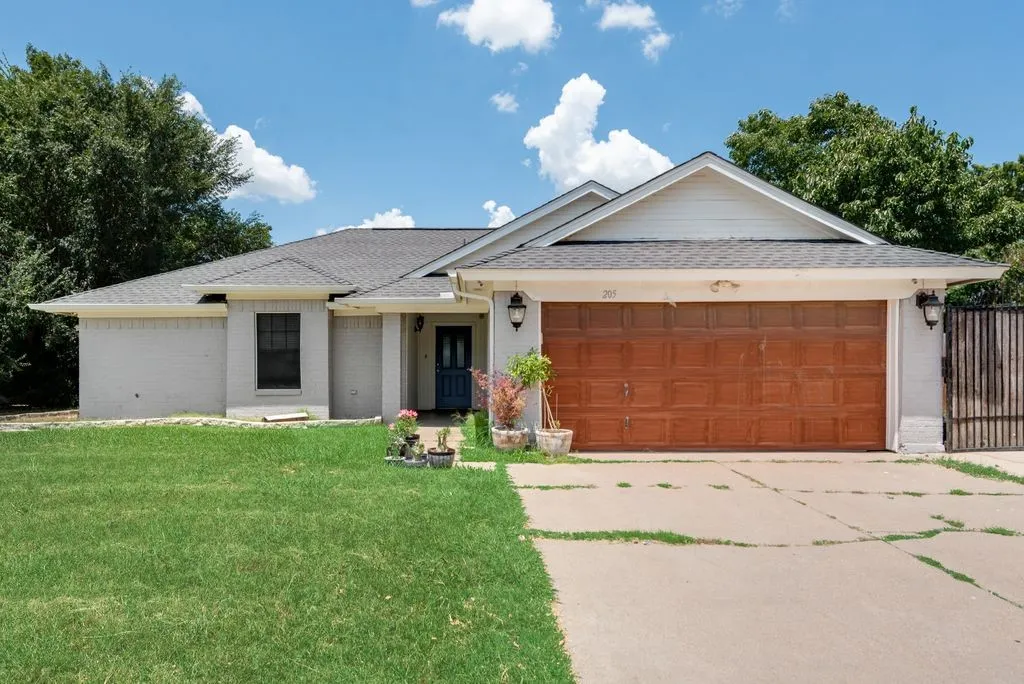 Single Family Residence For Sale in Tarrant County , 205 Freedom Lane, Arlington, Texas 76002, 4 Bedrooms, 2 Bathrooms, 2 Garage spaces, 1,614 Sqft, built in 1986, Price $275,000, mls#21310884, Real Estate Agent in Arlington, Homes For Sale in Tarrant county, Homes For Sale in Arlington, Realtor in Arlington Texas, Real Estate Brokerage Independent Realty Texas, Luminita Cordes Realtor